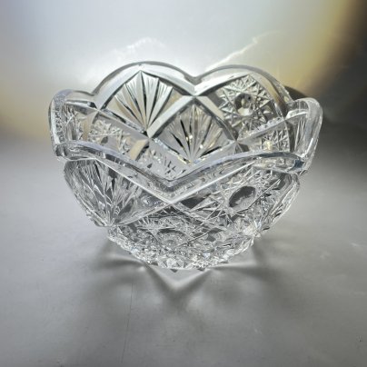 Салатник круглой формы с резным геометрическим декором