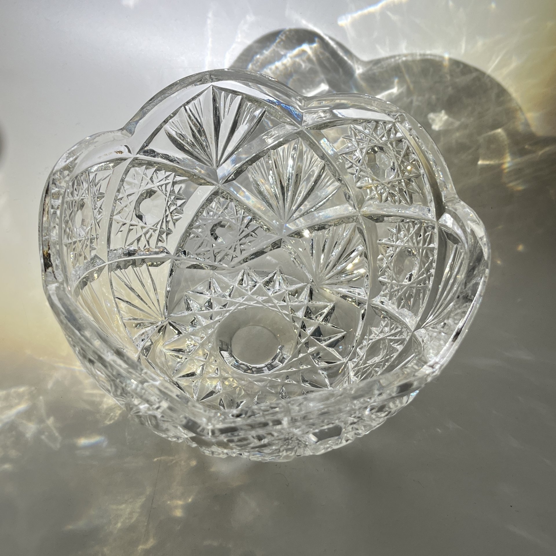 Салатник круглой формы с резным геометрическим декором