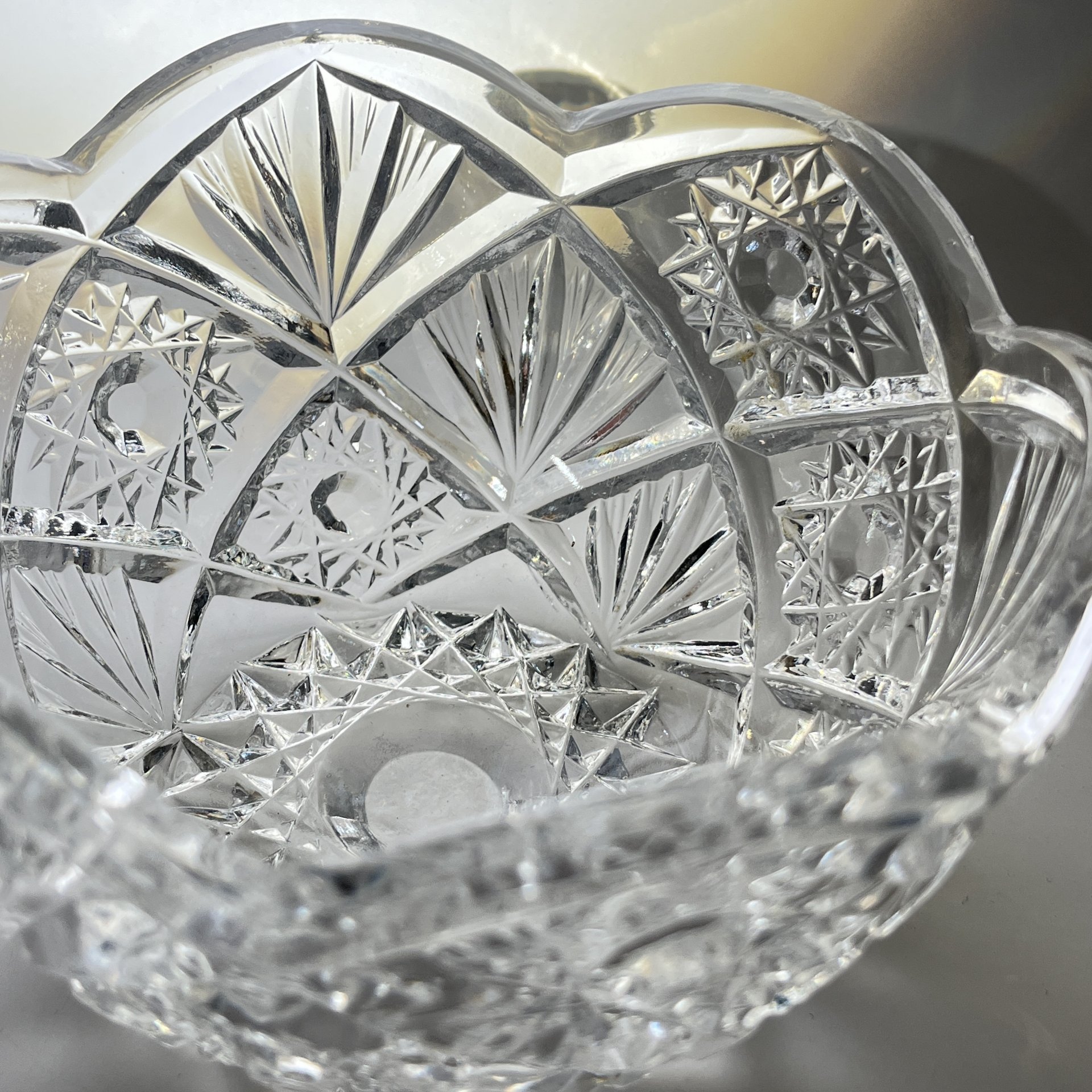 Салатник круглой формы с резным геометрическим декором