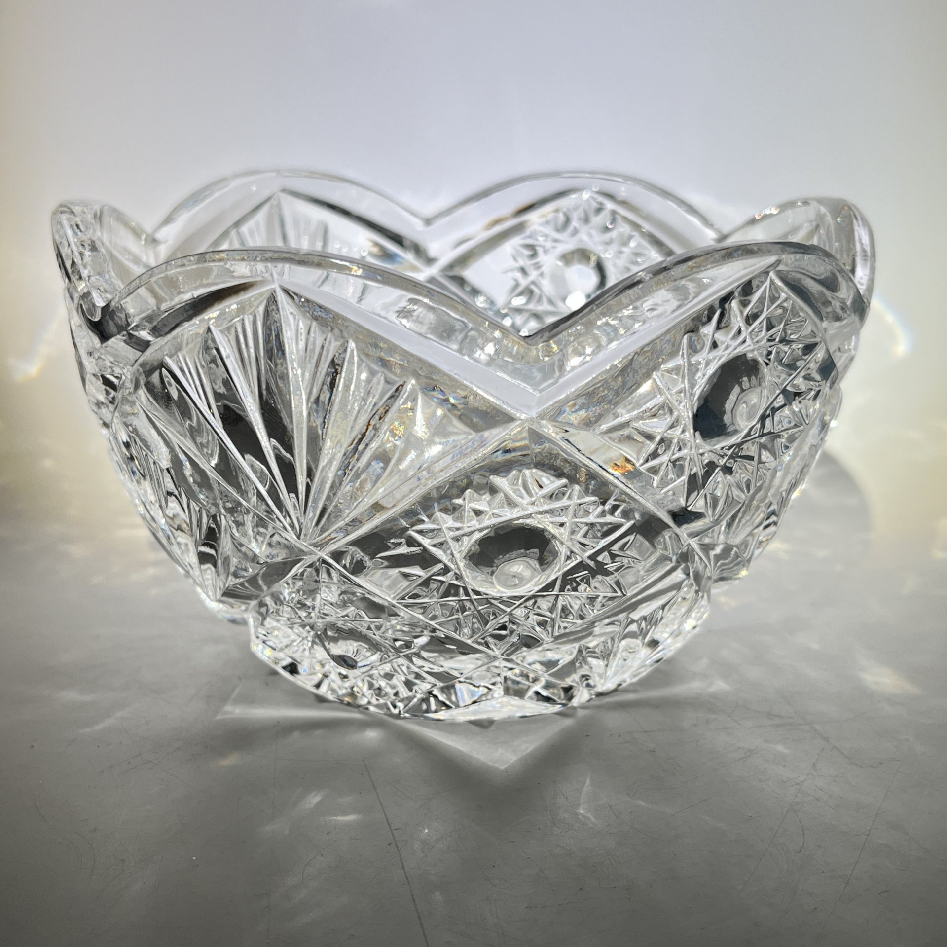 Салатник круглой формы с резным геометрическим декором