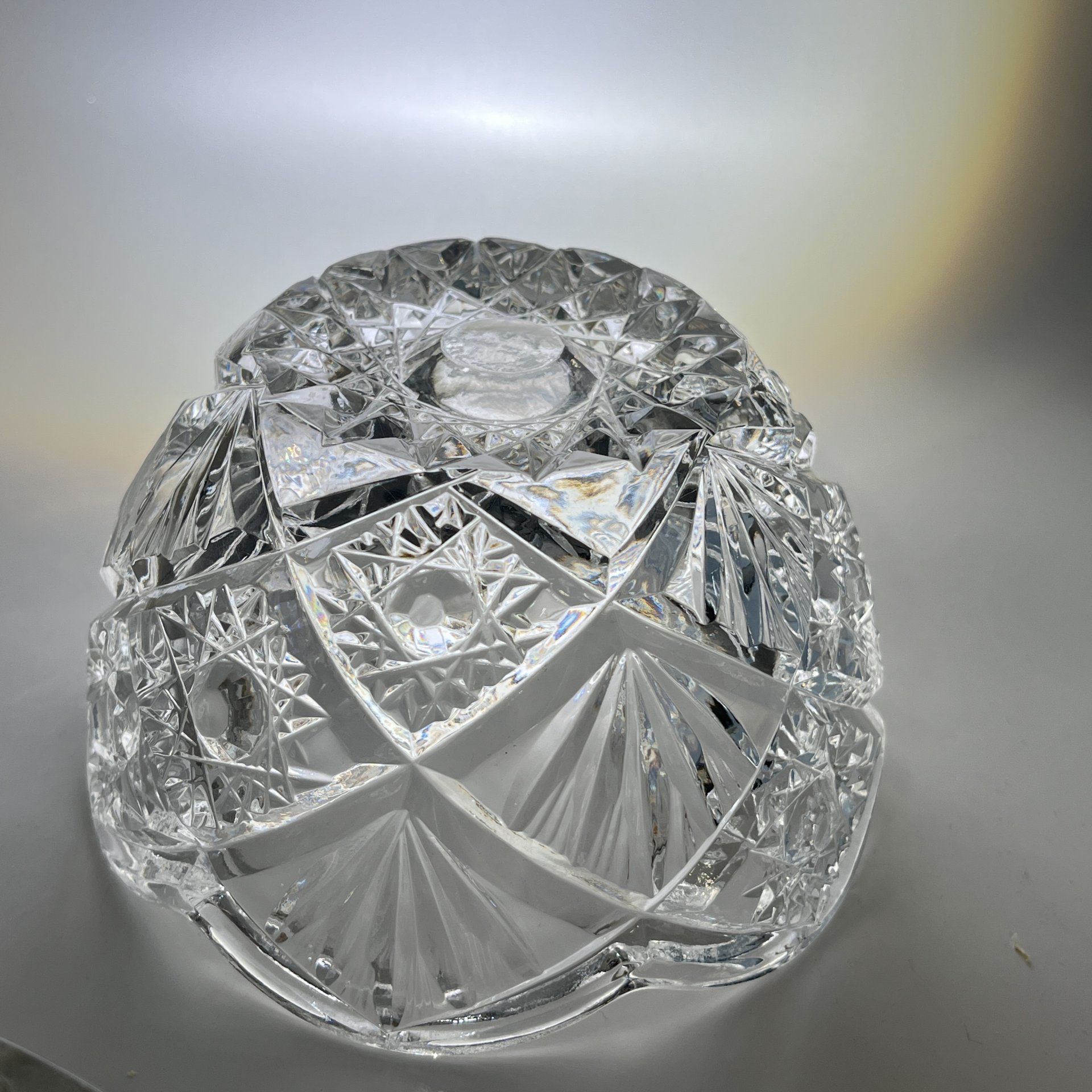 Салатник круглой формы с резным геометрическим декором