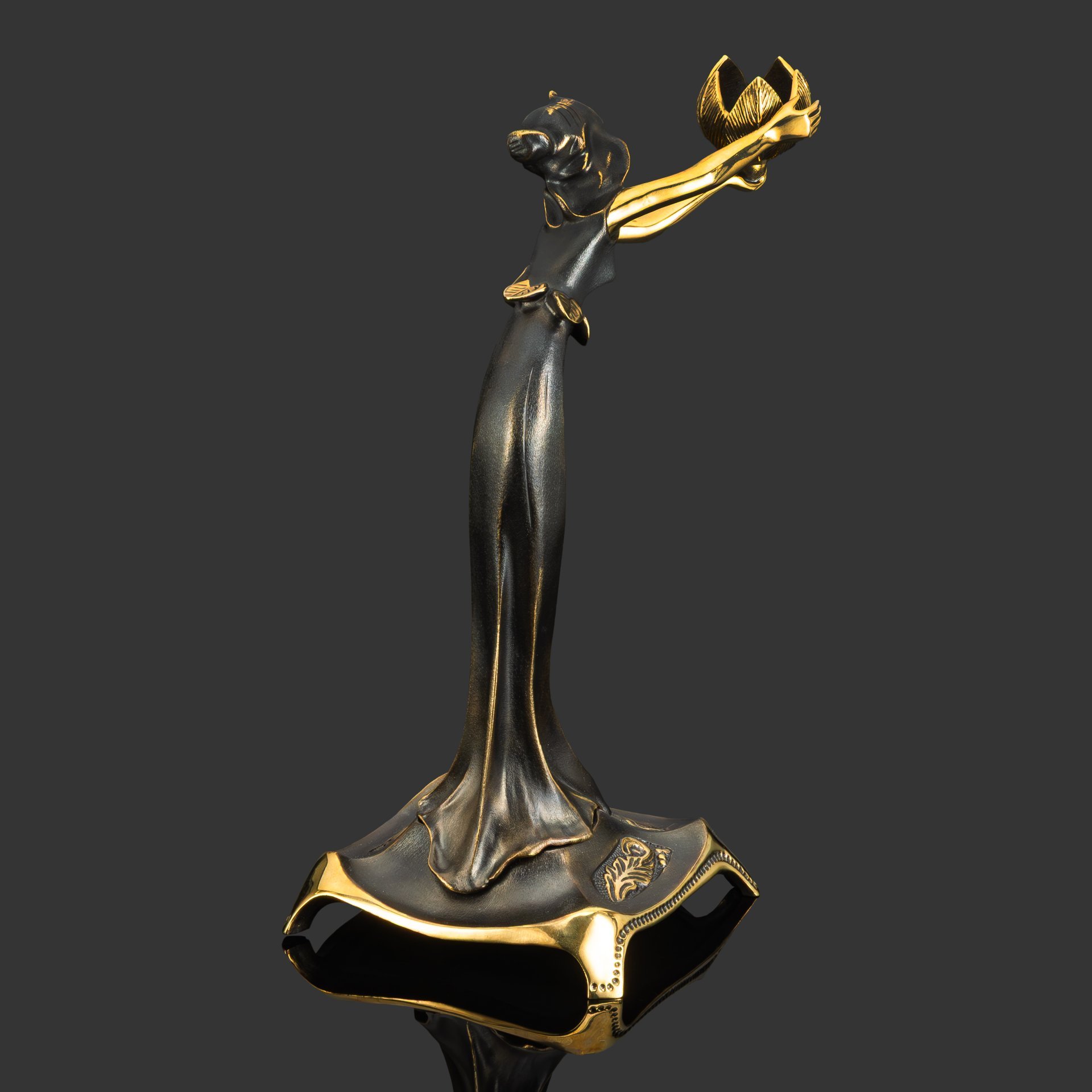 Подсвечник "Дева дарящая цветок" левый