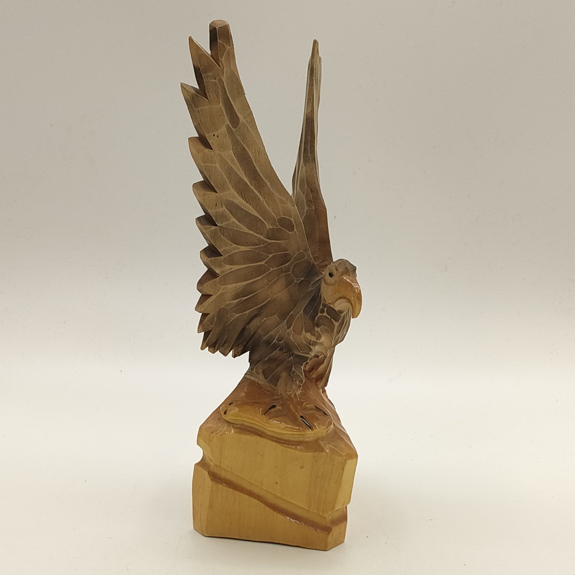 Статуэтка "Орёл со змеей", Львовская фабрика художественных изделий им. Леси Украинки, дерево, резьба, лак, СССР, 1970-1990 гг.