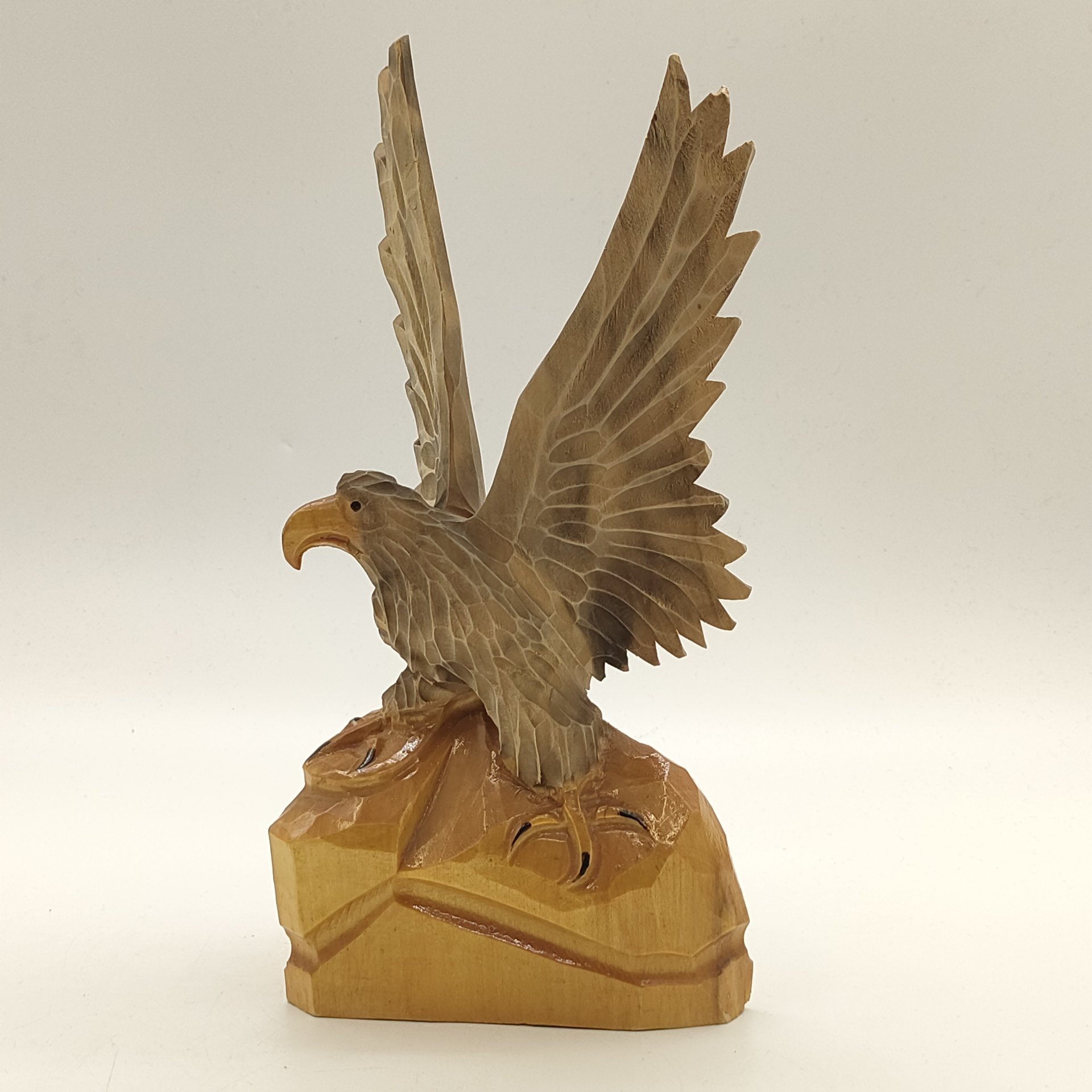 Статуэтка "Орёл со змеей", Львовская фабрика художественных изделий им. Леси Украинки, дерево, резьба, лак, СССР, 1970-1990 гг.