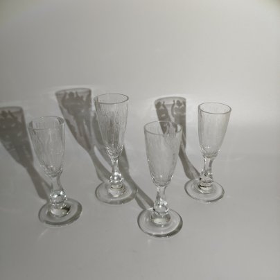 Набор рюмок с орнаментальным декором, на 4 персоны, стекло, травление, Российская империя, 1890-1915 гг.