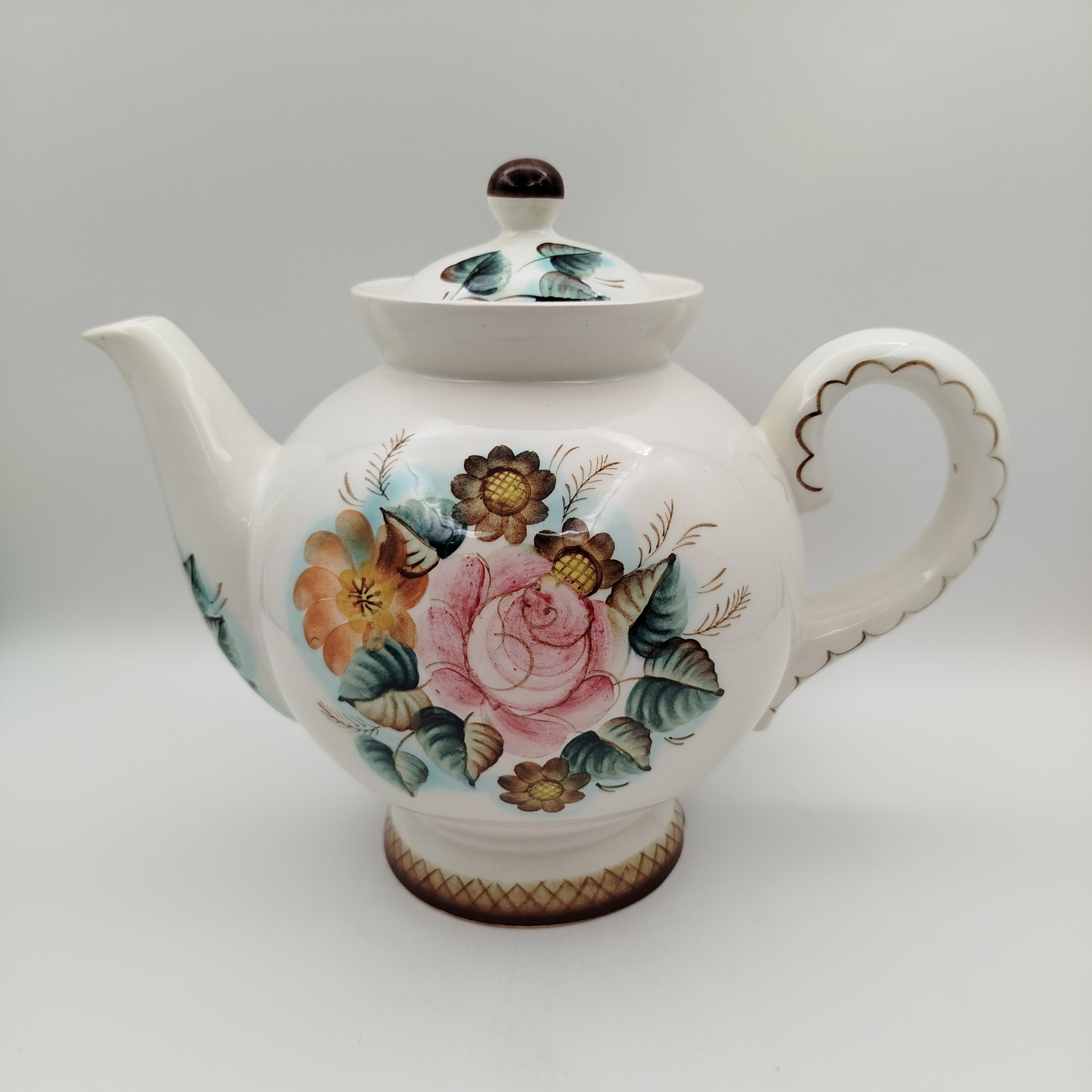Чайник заварочный (большой), украшенный цветочным декором, фаянс, роспись, Семикаракорская керамика (Семикаракорский райпромкомбинат), СССР, 1970-1990 гг., Семикаракорская керамика (Семикаракорский райпромкомбинат)