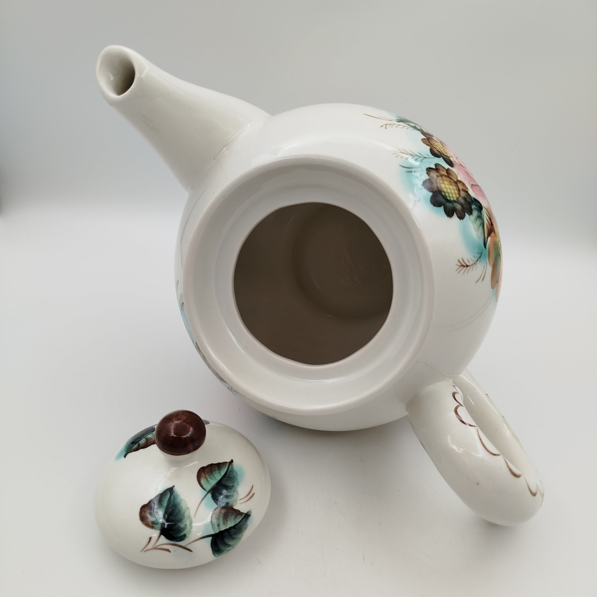 Чайник заварочный (большой), украшенный цветочным декором, фаянс, роспись, Семикаракорская керамика (Семикаракорский райпромкомбинат), СССР, 1970-1990 гг., Семикаракорская керамика (Семикаракорский райпромкомбинат)