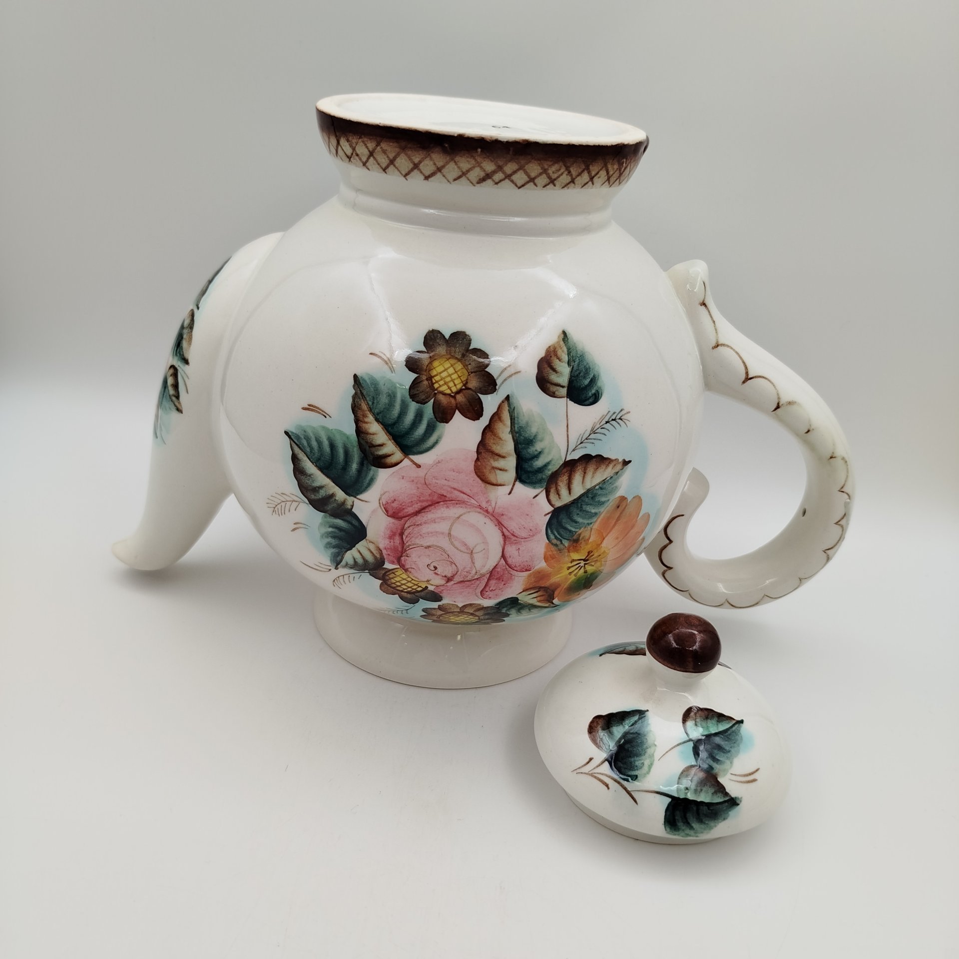 Чайник заварочный (большой), украшенный цветочным декором, фаянс, роспись, Семикаракорская керамика (Семикаракорский райпромкомбинат), СССР, 1970-1990 гг., Семикаракорская керамика (Семикаракорский райпромкомбинат)