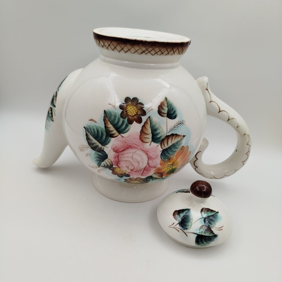 Чайник заварочный (большой), украшенный цветочным декором, фаянс, роспись, Семикаракорская керамика (Семикаракорский райпромкомбинат), СССР, 1970-1990 гг., Семикаракорская керамика (Семикаракорский райпромкомбинат)