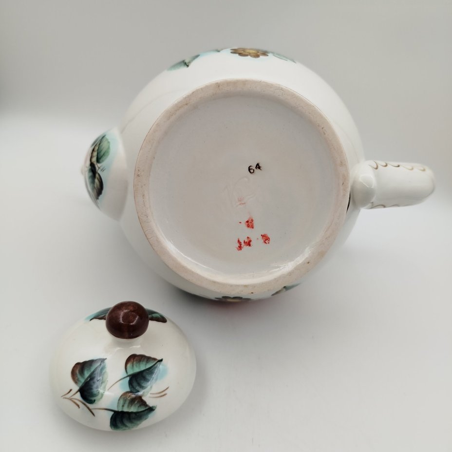 Чайник заварочный (большой), украшенный цветочным декором, фаянс, роспись, Семикаракорская керамика (Семикаракорский райпромкомбинат), СССР, 1970-1990 гг., Семикаракорская керамика (Семикаракорский райпромкомбинат)