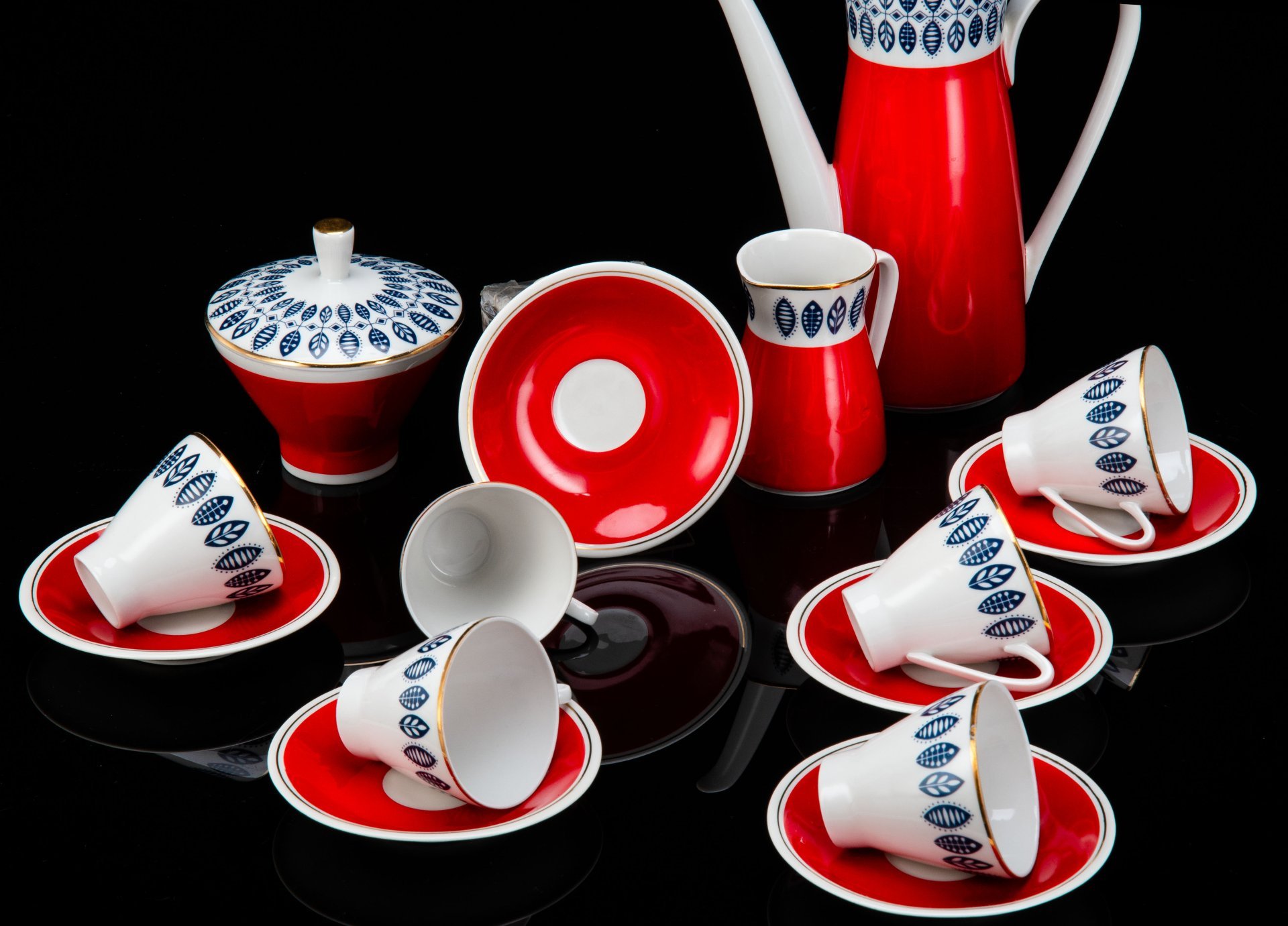 Сервиз кофейный со стилизованным растительным орнаментом на 6 персон (15 предметов), фарфор, крытье, деколь, золочение, Freiberger Porzellan, ГДР, 1960-1990 гг.