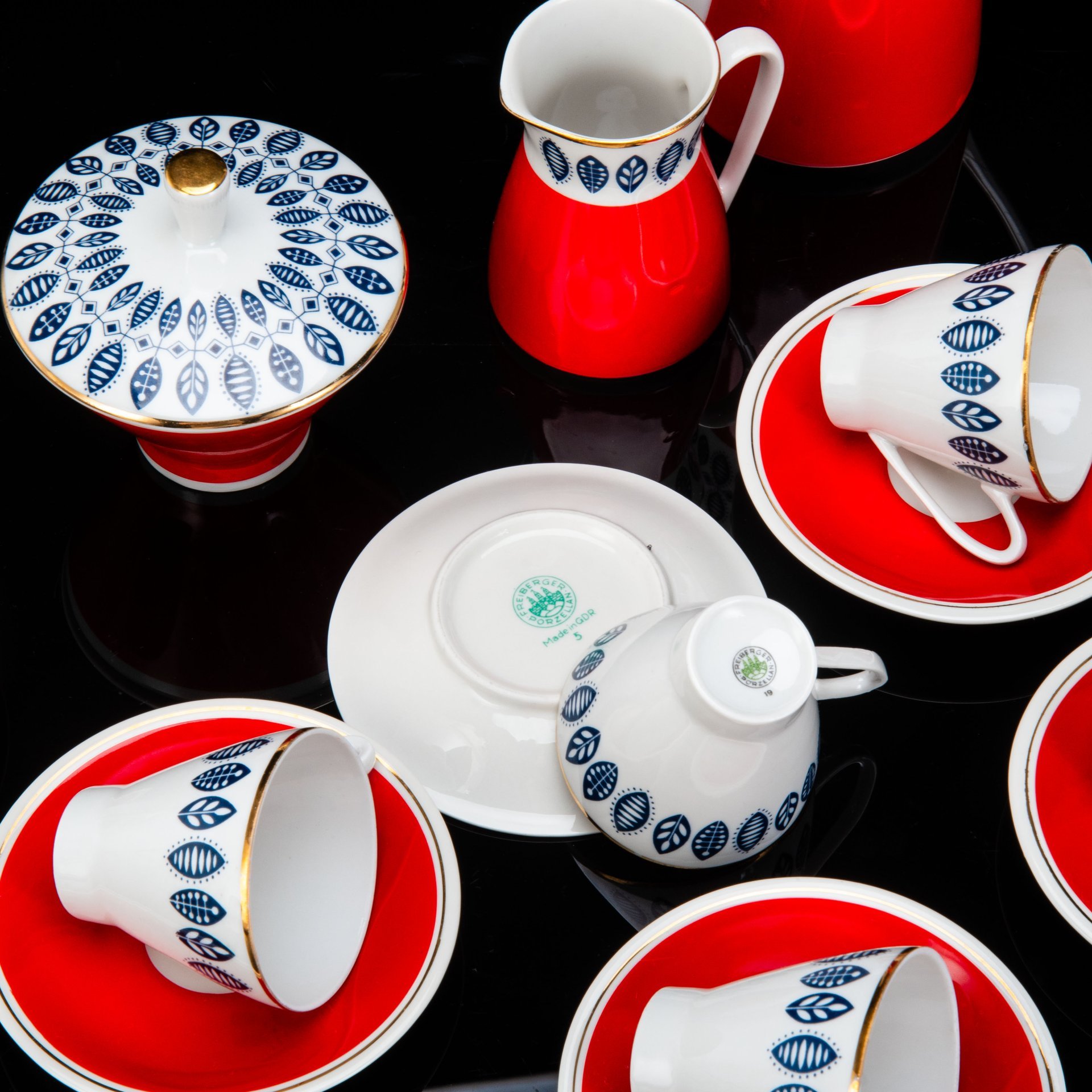 Сервиз кофейный со стилизованным растительным орнаментом на 6 персон (15 предметов), фарфор, крытье, деколь, золочение, Freiberger Porzellan, ГДР, 1960-1990 гг.