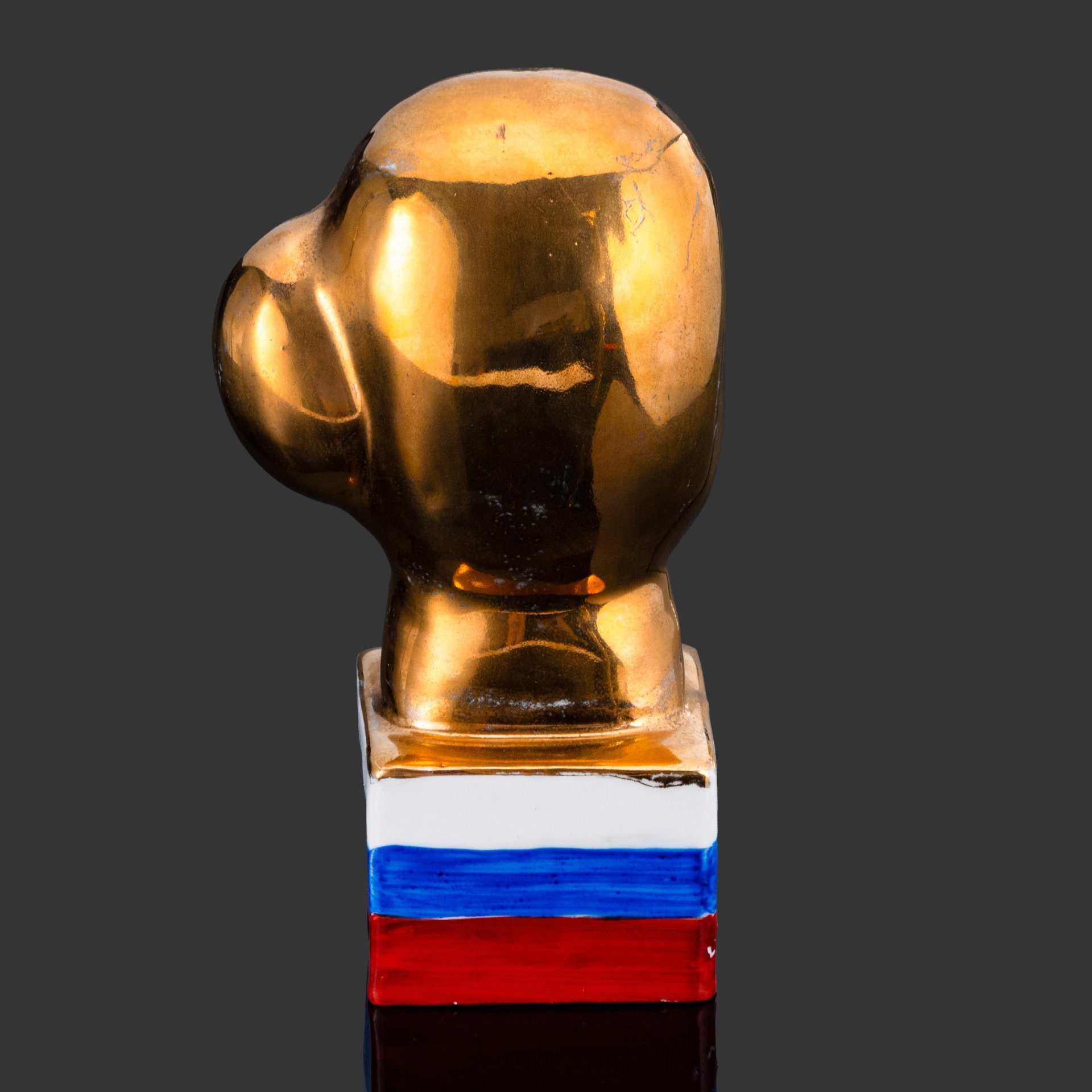Статуэтка-награда "Боксерская перчатка", автор В.С. Ропов, фарфор, крытье, роспись, золочение, Дулевский фарфоровый завод (Дулёво), Российская Федерация, 1990-2000 гг., Дулевский фарфоровый завод (Дулёво)