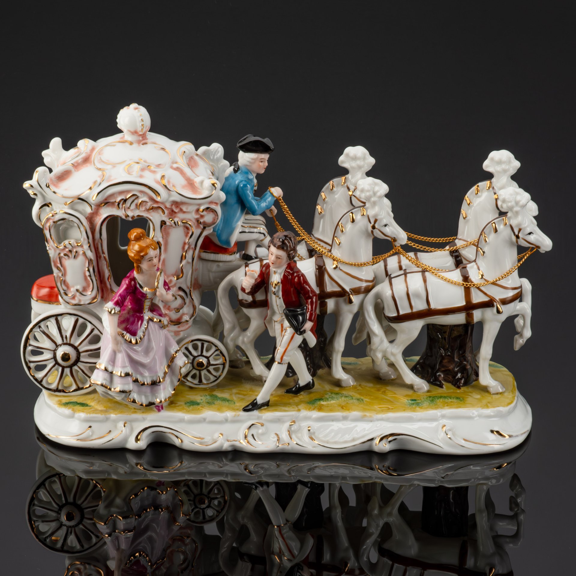 Статуэтка (скульптурная композиция) "Роскошный экипаж" ("Карета"), фарфор, роспись, золочение, Европа, 1990-2010 гг.