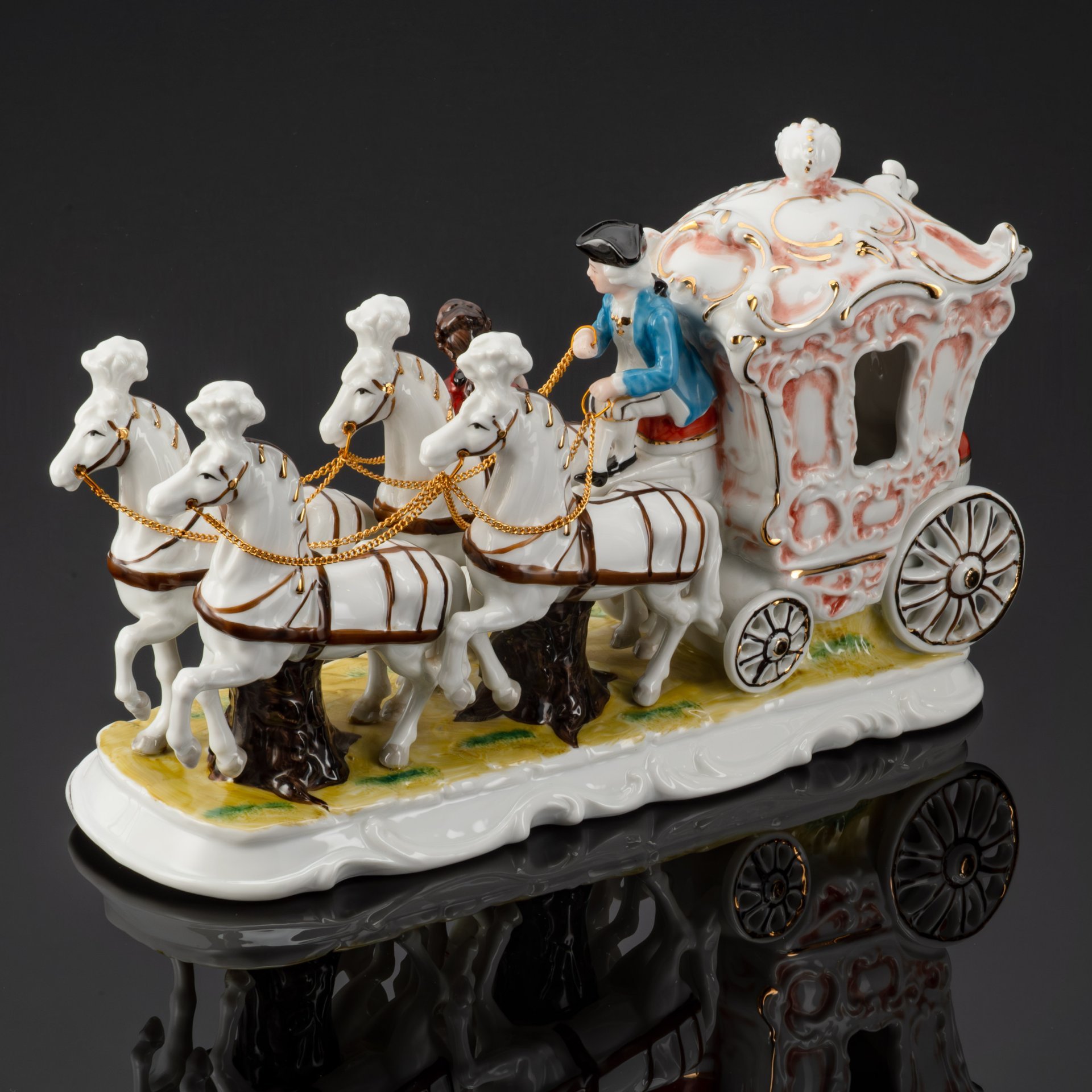 Статуэтка (скульптурная композиция) "Роскошный экипаж" ("Карета"), фарфор, роспись, золочение, Европа, 1990-2010 гг.