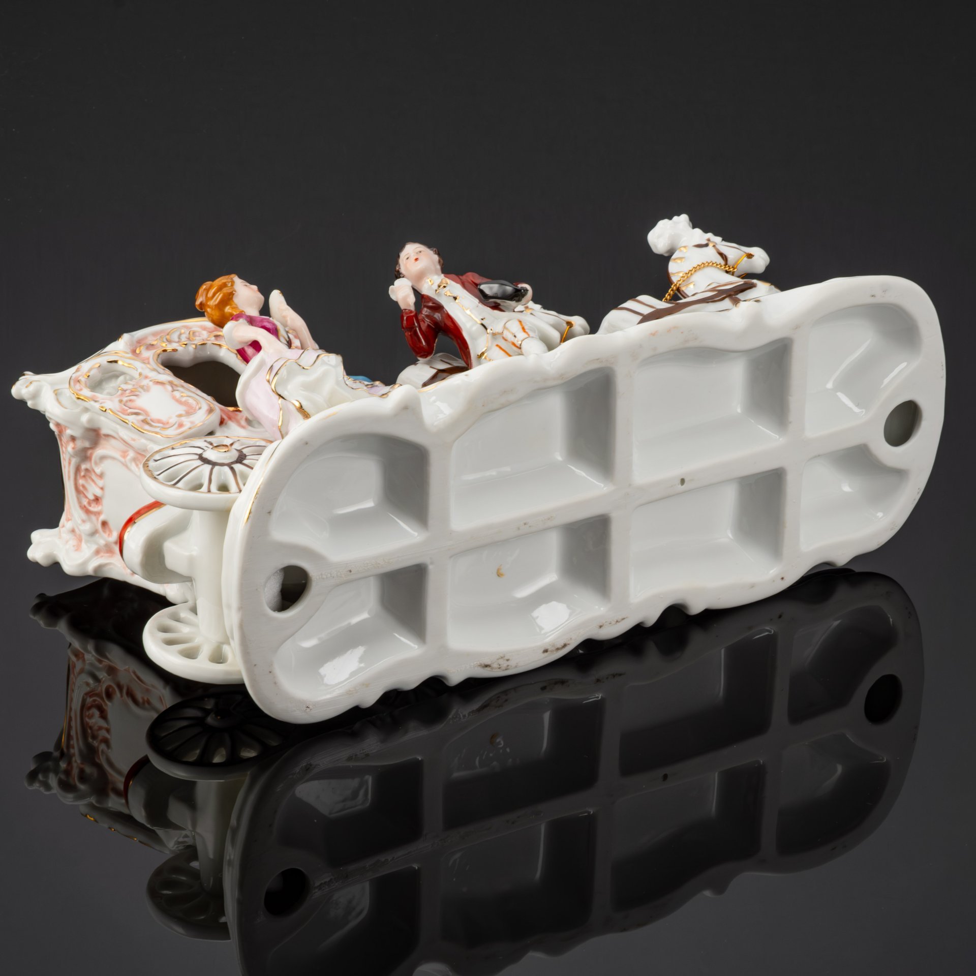Статуэтка (скульптурная композиция) "Роскошный экипаж" ("Карета"), фарфор, роспись, золочение, Европа, 1990-2010 гг.