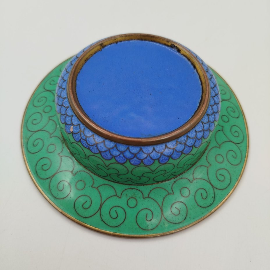 Пепельница с цветочным декором синем фоне, выполненная в технике клуазоне, Китай