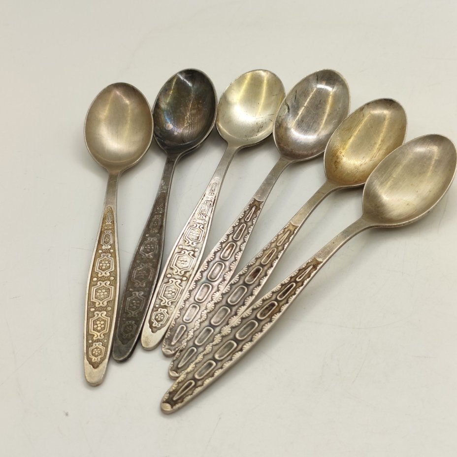 Набор из шести чайных ложек с орнаментальным декором (в подборе), мНЦ (медь-никель-цинк), Кольчугинский завод цветных металлов, СССР, 1960-1990 гг.