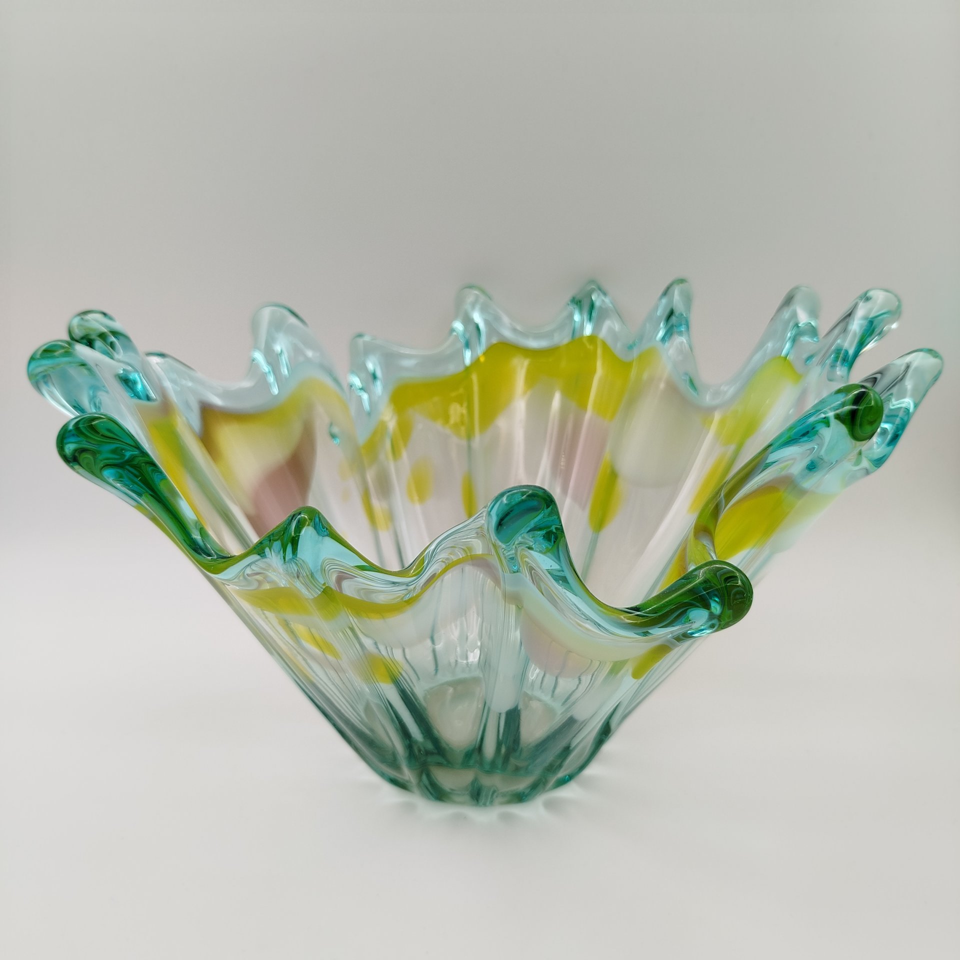 Ваза (конфетница, фруктовница) зеленого оттенка с цветными включениями, цветное стекло, СССР, 1980-1990 гг.