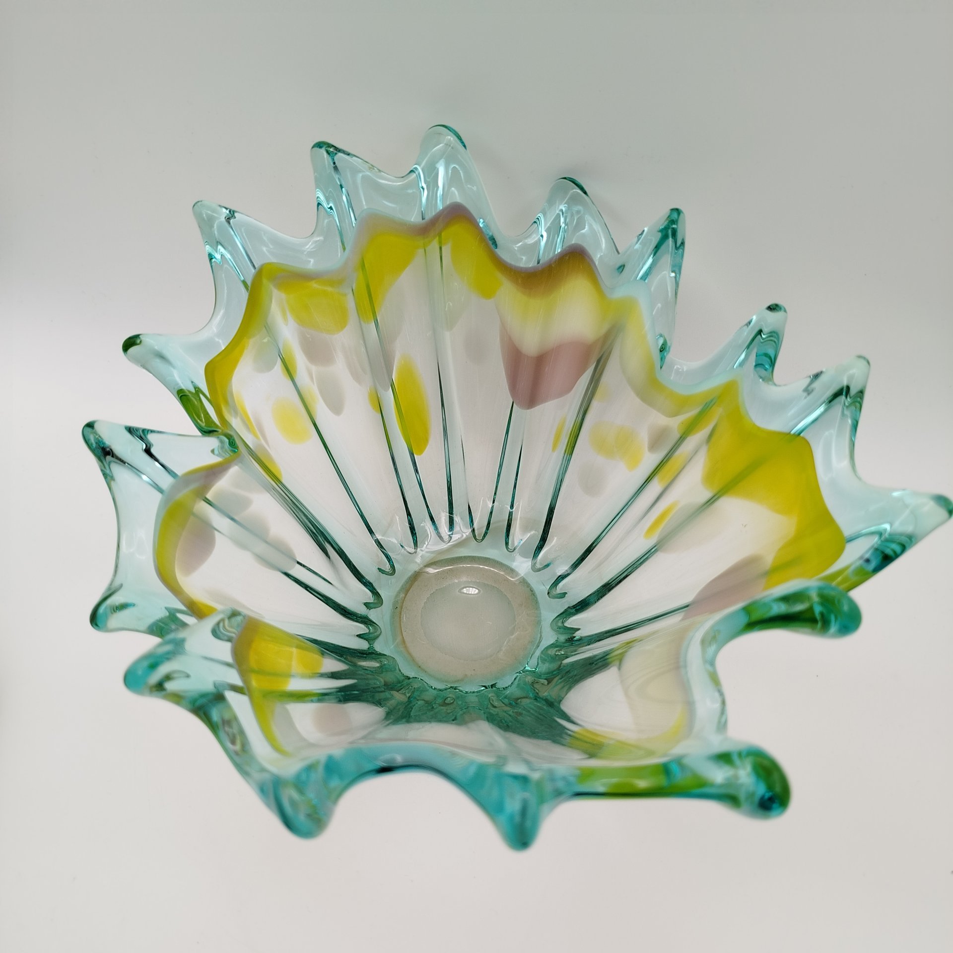 Ваза (конфетница, фруктовница) зеленого оттенка с цветными включениями, цветное стекло, СССР, 1980-1990 гг.