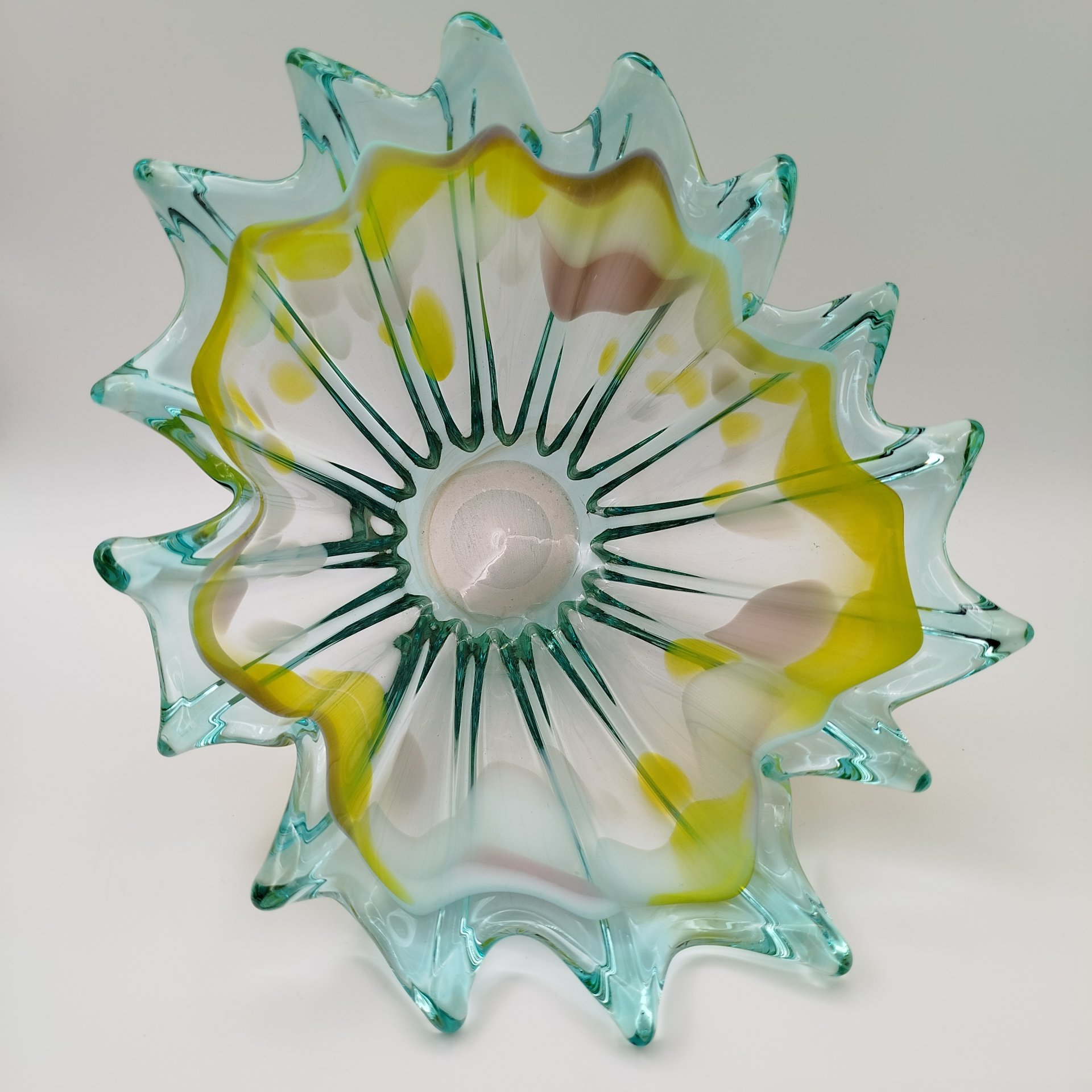 Ваза (конфетница, фруктовница) зеленого оттенка с цветными включениями, цветное стекло, СССР, 1980-1990 гг.