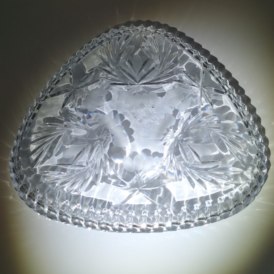 Поднос треугольной формы с ягодным декором, хрусталь, алмазная грань, матирование, СССР, 1970-1990 гг.