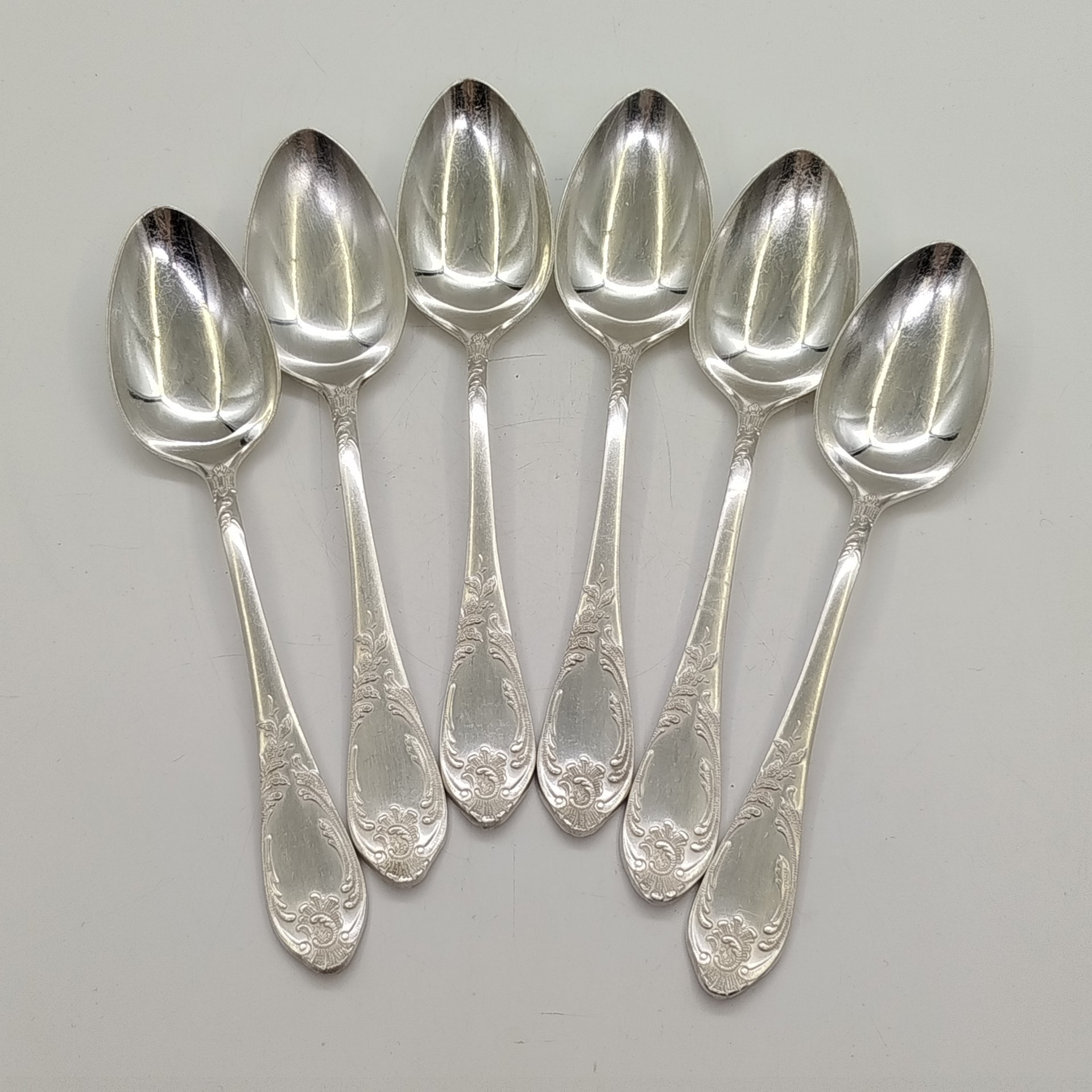 Комплект из 6-ти столовых ложек, украшенных растительным декором