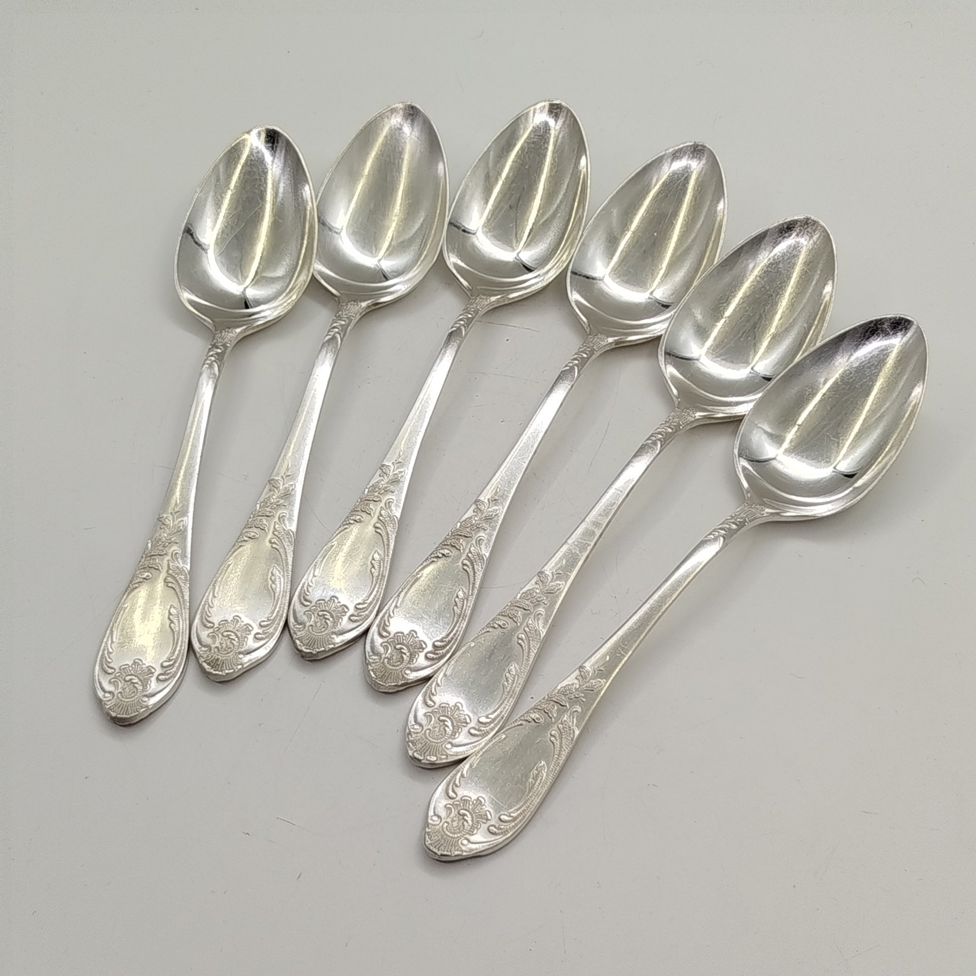 Комплект из 6-ти столовых ложек, украшенных растительным декором