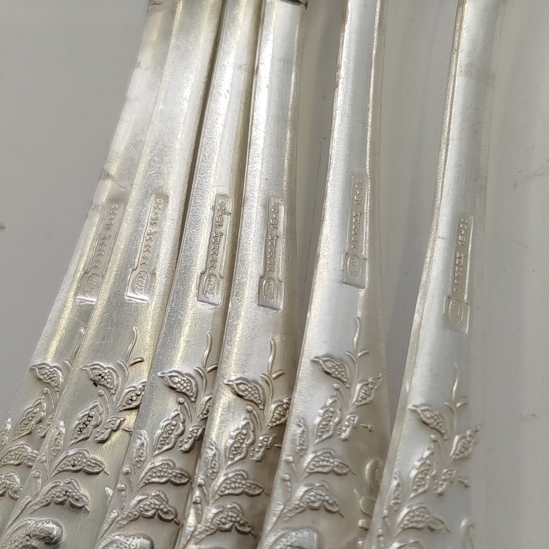 Комплект из 6-ти столовых ложек, украшенных растительным декором