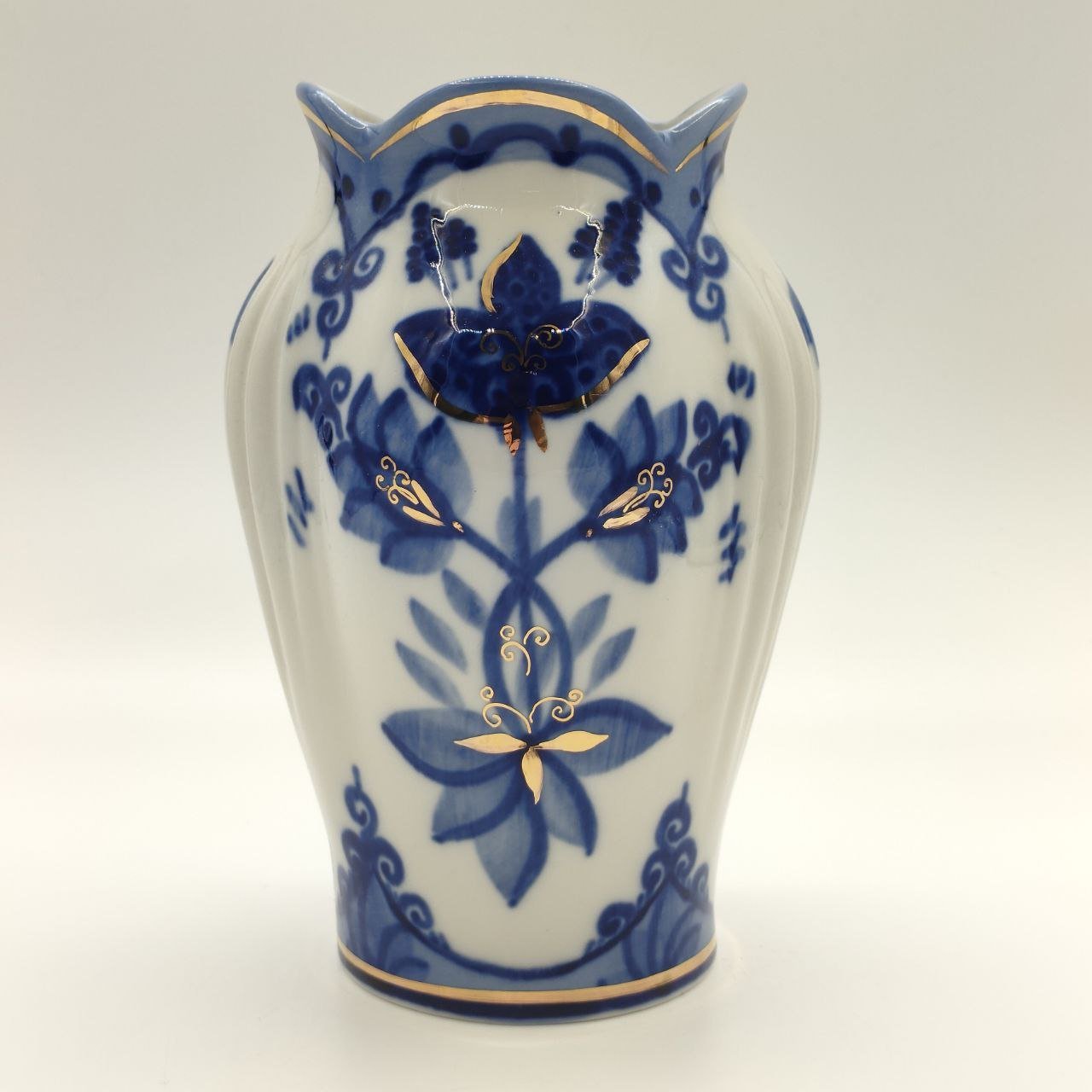 Ваза с флоральным декором, фарфор, роспись, золочение, Кисловодский фарфор - Феникс, Российская Федерация, 1990-2015 гг.