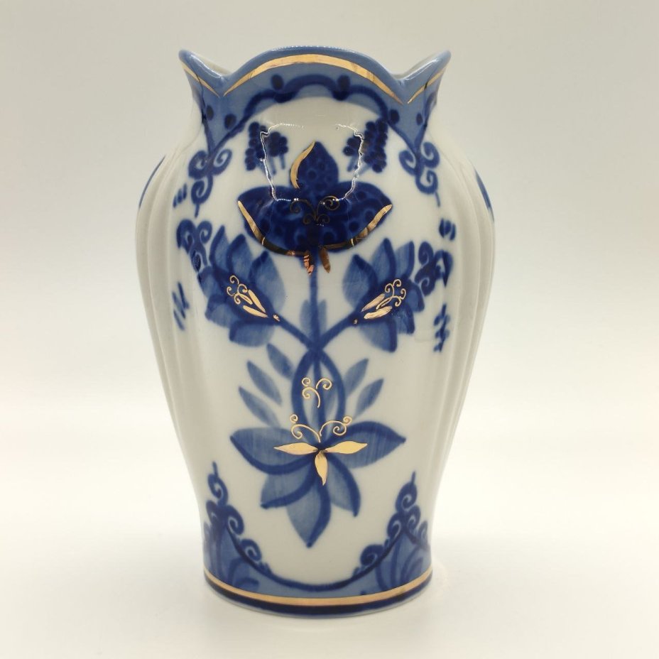 Ваза с флоральным декором, фарфор, роспись, золочение, Кисловодский фарфор - Феникс, Российская Федерация, 1990-2015 гг.