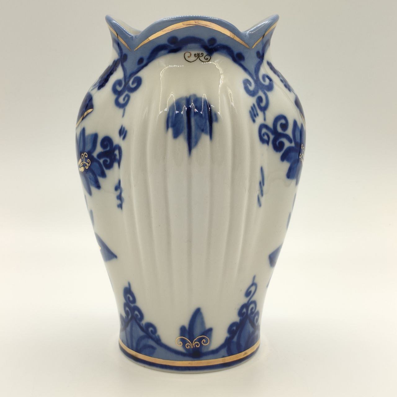 Ваза с флоральным декором, фарфор, роспись, золочение, Кисловодский фарфор - Феникс, Российская Федерация, 1990-2015 гг.