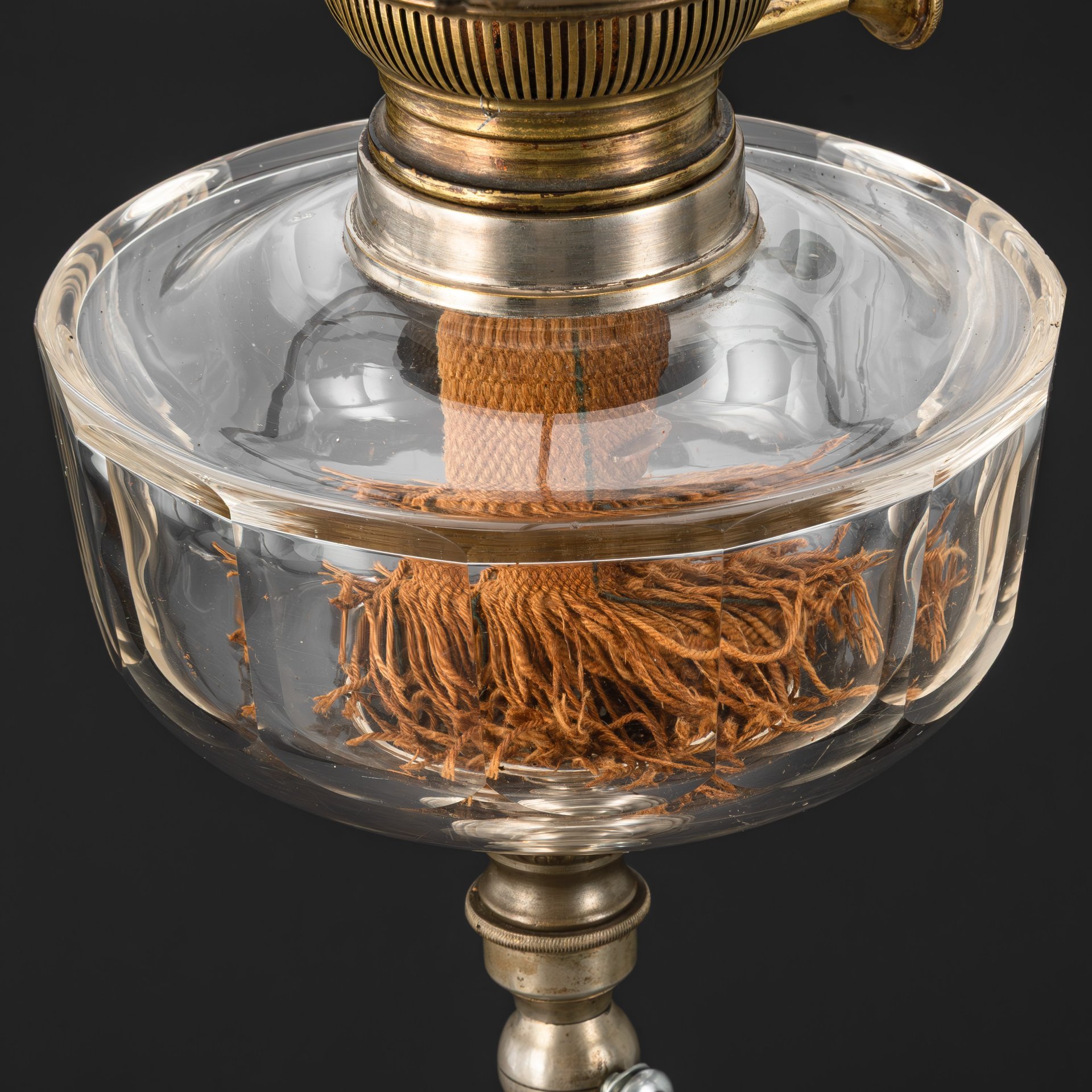 Лампа керосиновая на фигурном основании с прозрачным граненым резервуаром, Hugo Schneider