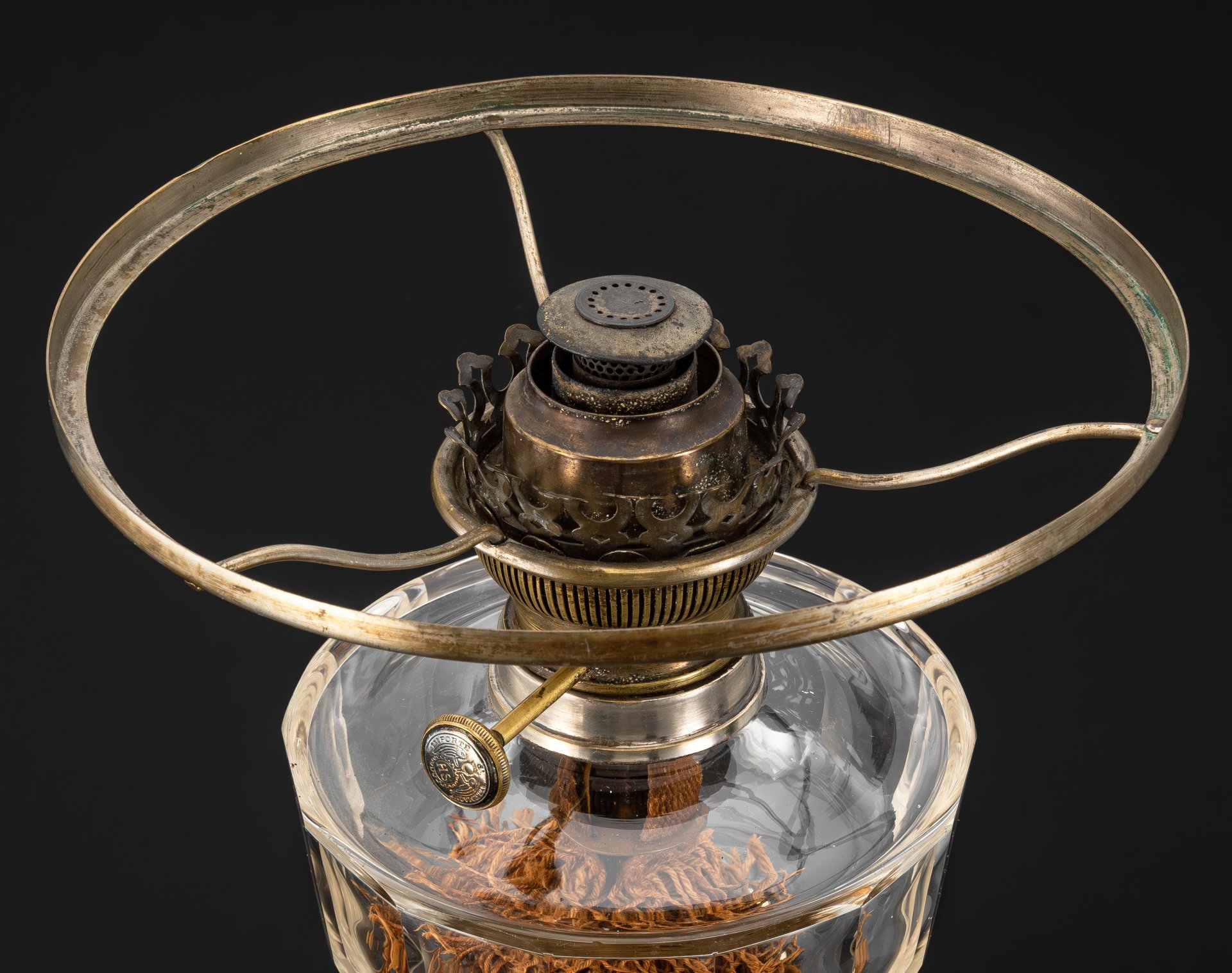 Лампа керосиновая на фигурном основании с прозрачным граненым резервуаром, Hugo Schneider