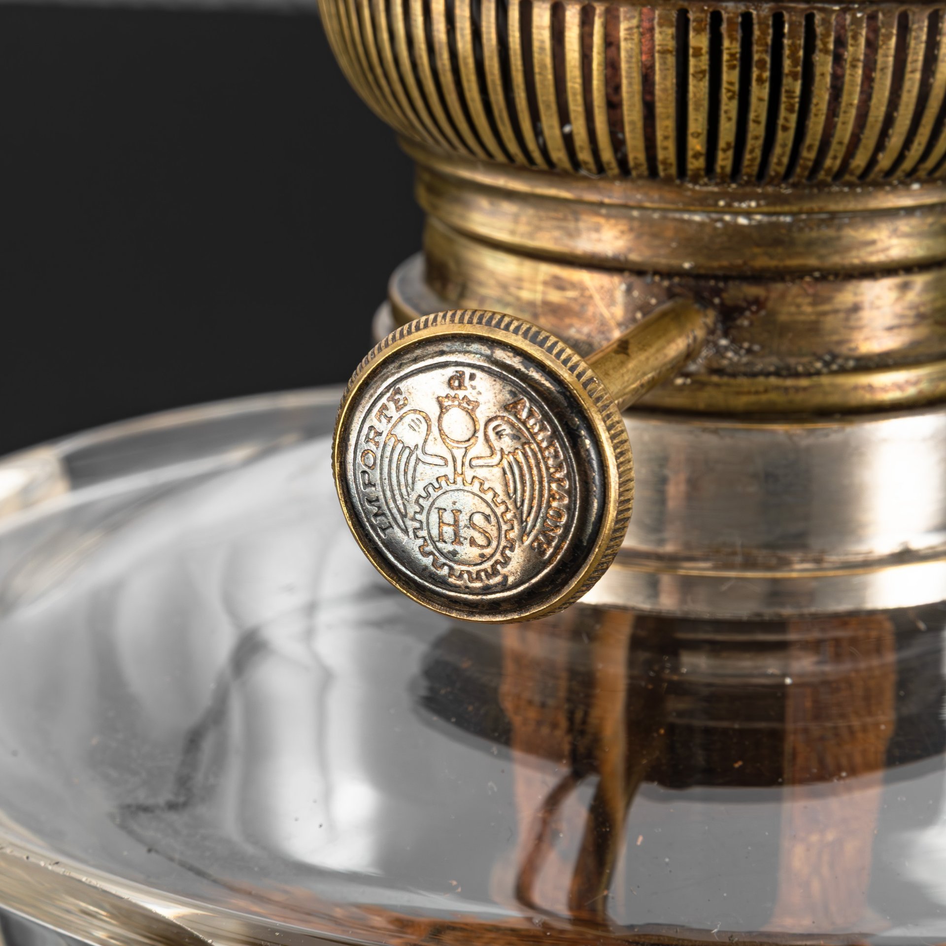 Лампа керосиновая на фигурном основании с прозрачным граненым резервуаром, Hugo Schneider