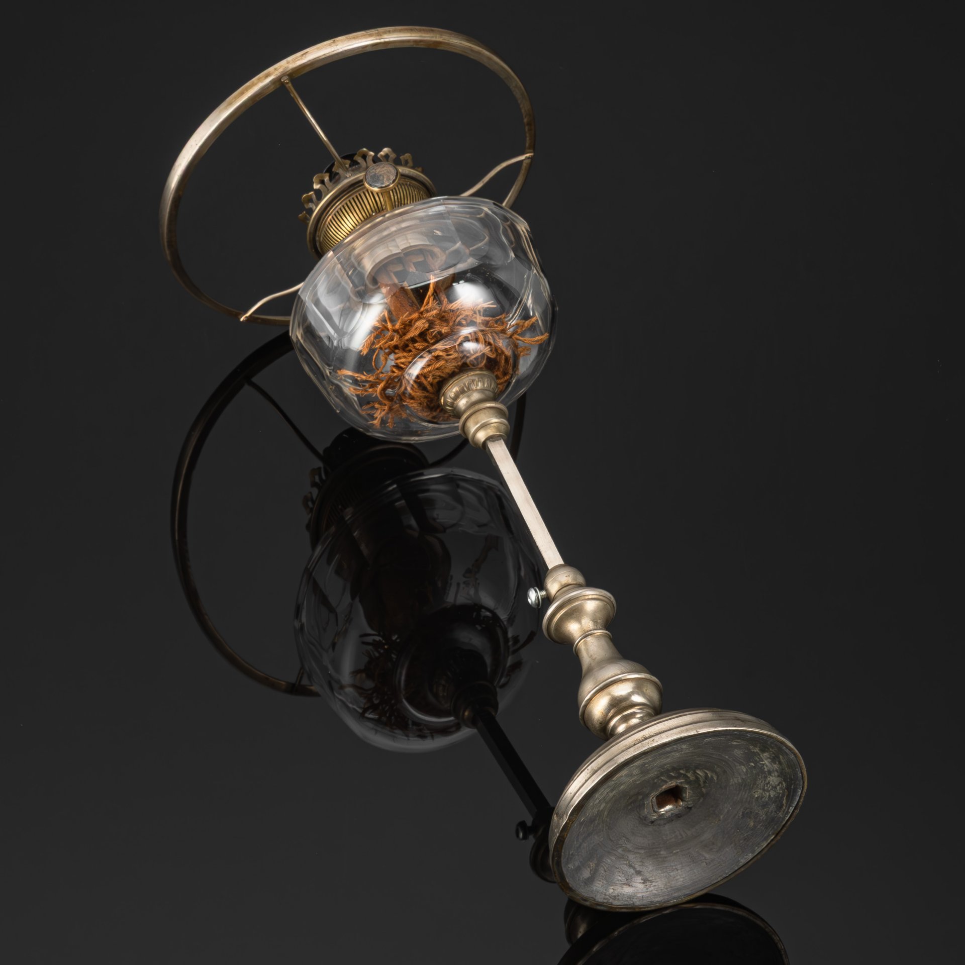 Лампа керосиновая на фигурном основании с прозрачным граненым резервуаром, Hugo Schneider