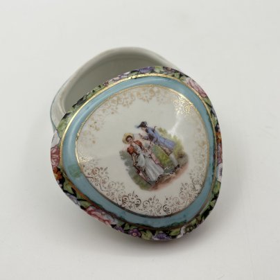 Шкатулка, украшенная изображением галантной сценой в саду, фарфор, деколь, золочение, Европа, 1980-2000 гг.