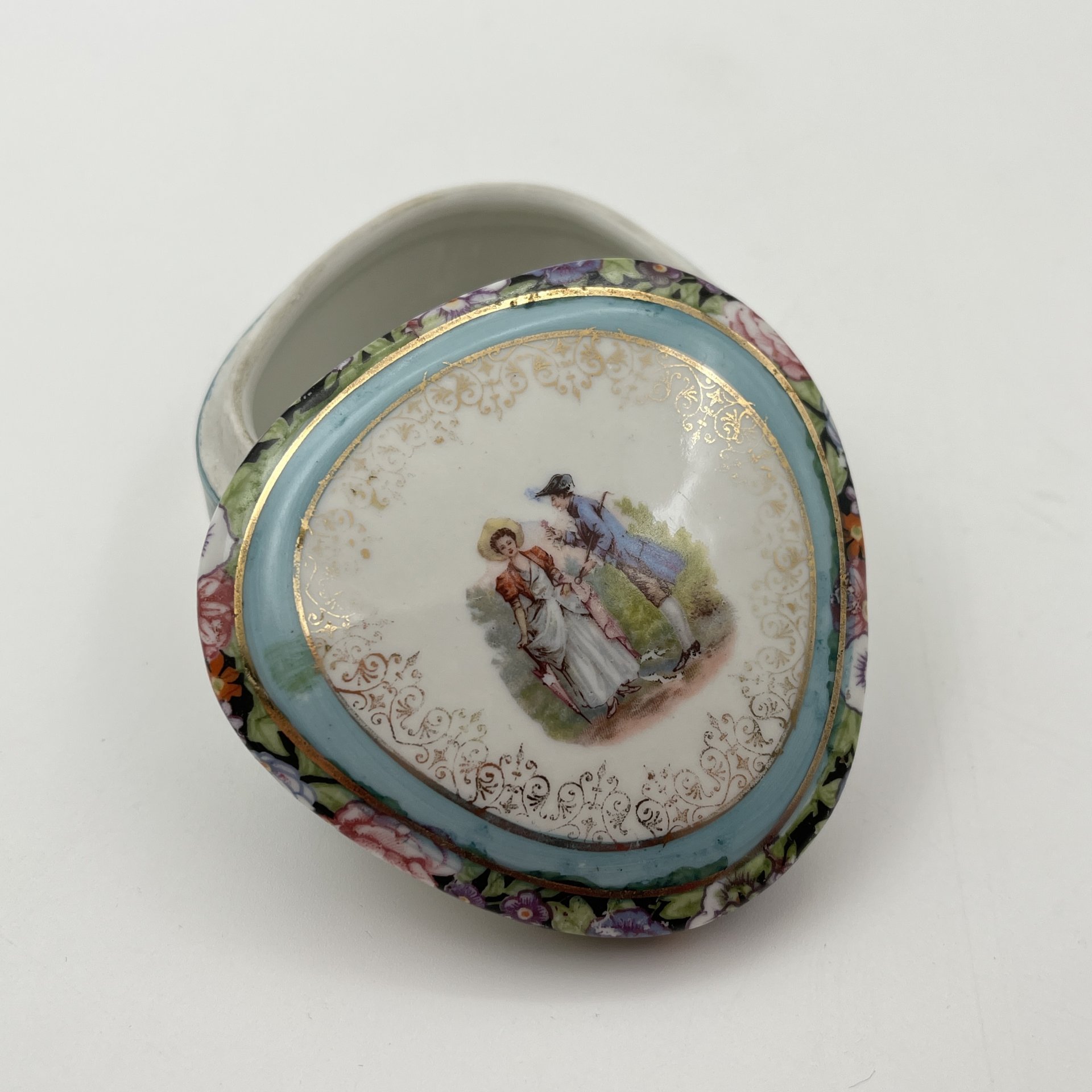 Шкатулка, украшенная изображением галантной сценой в саду, фарфор, деколь, золочение, Европа, 1980-2000 гг.