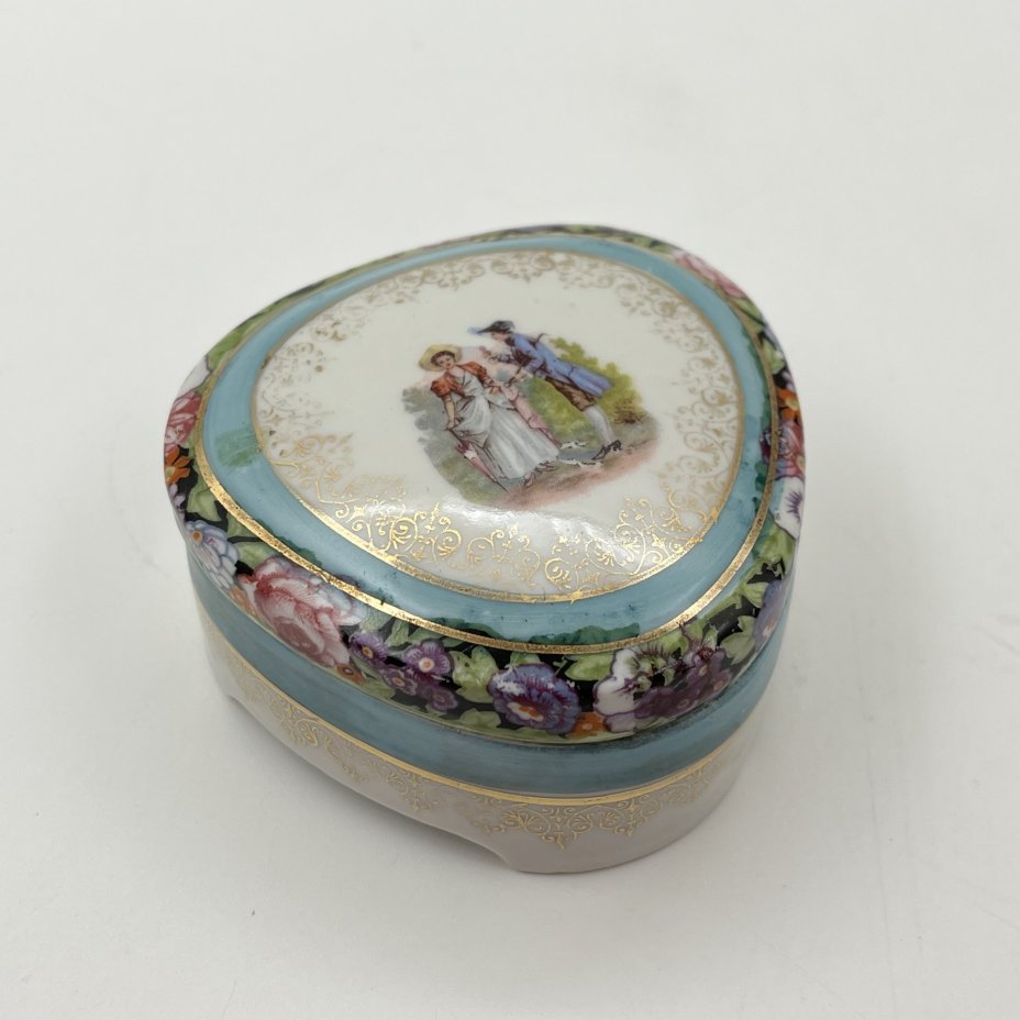 Шкатулка, украшенная изображением галантной сценой в саду