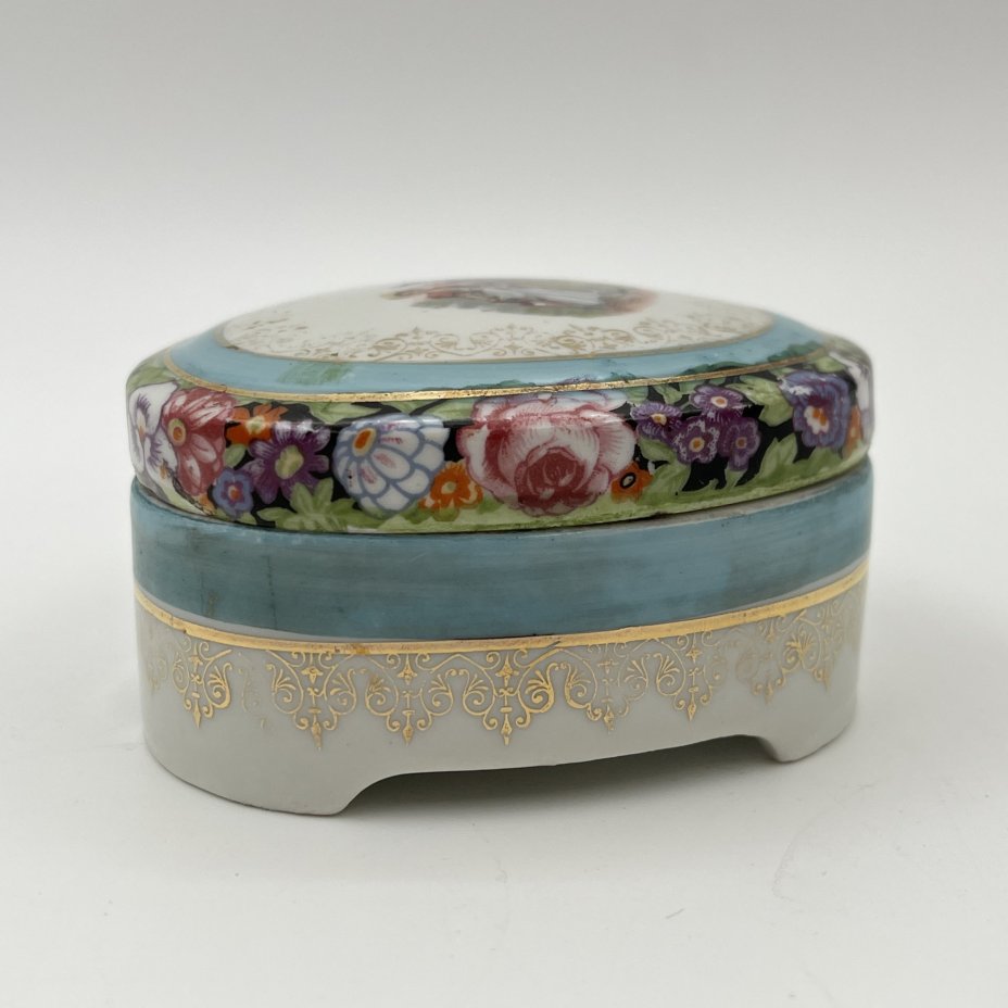 Шкатулка, украшенная изображением галантной сценой в саду