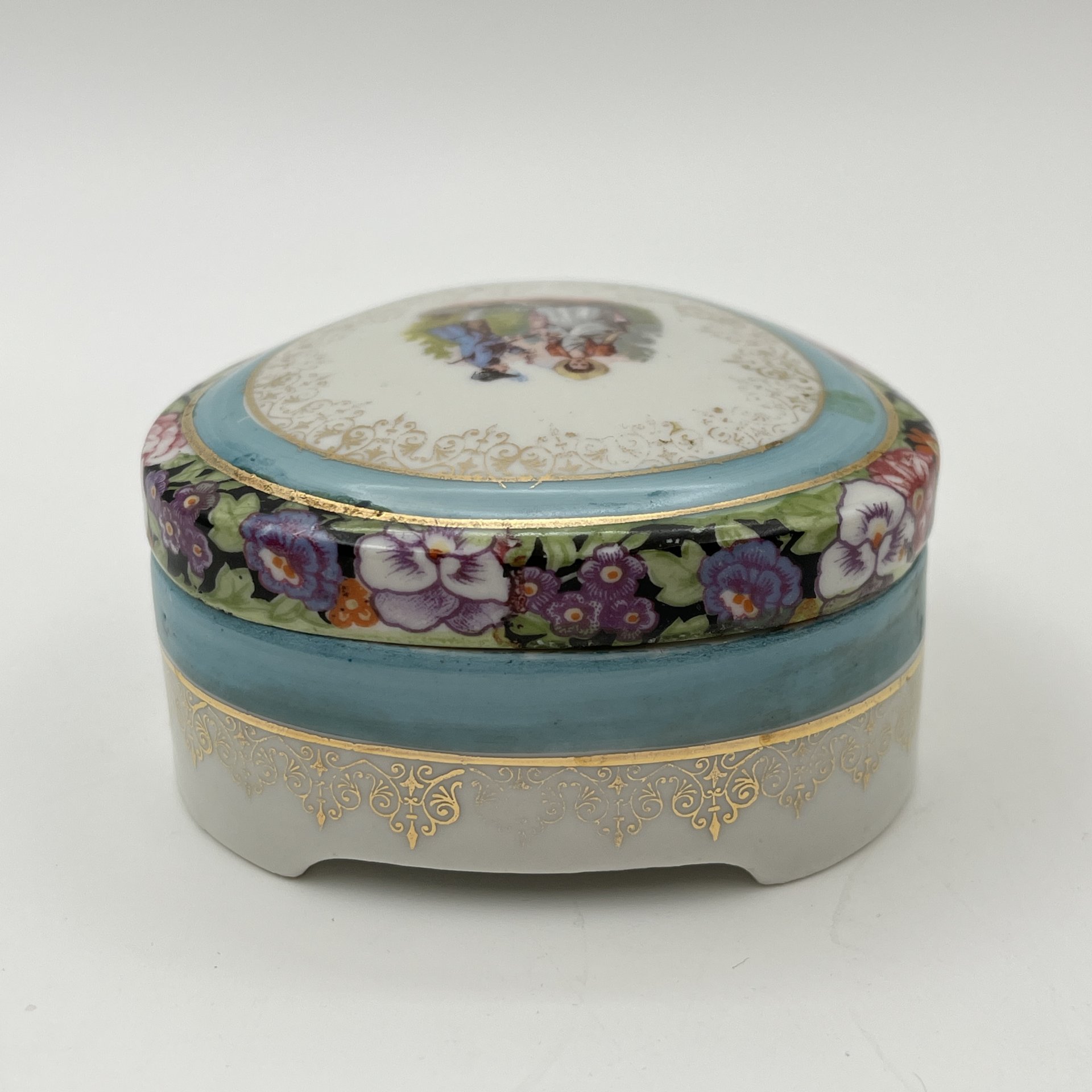 Шкатулка, украшенная изображением галантной сценой в саду, фарфор, деколь, золочение, Европа, 1980-2000 гг.