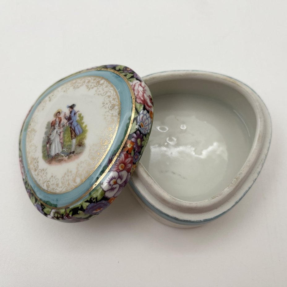 Шкатулка, украшенная изображением галантной сценой в саду