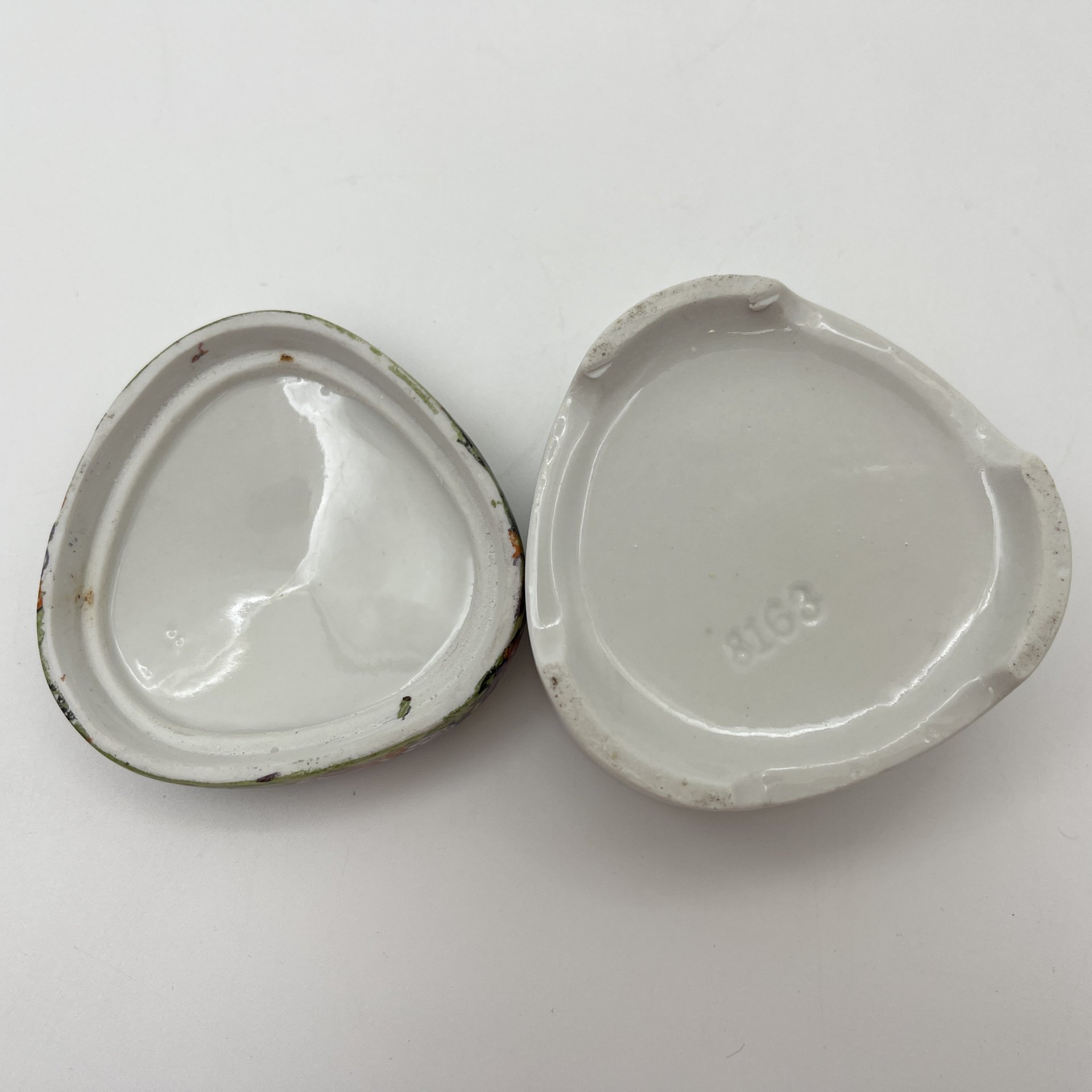 Шкатулка, украшенная изображением галантной сценой в саду, фарфор, деколь, золочение, Европа, 1980-2000 гг.