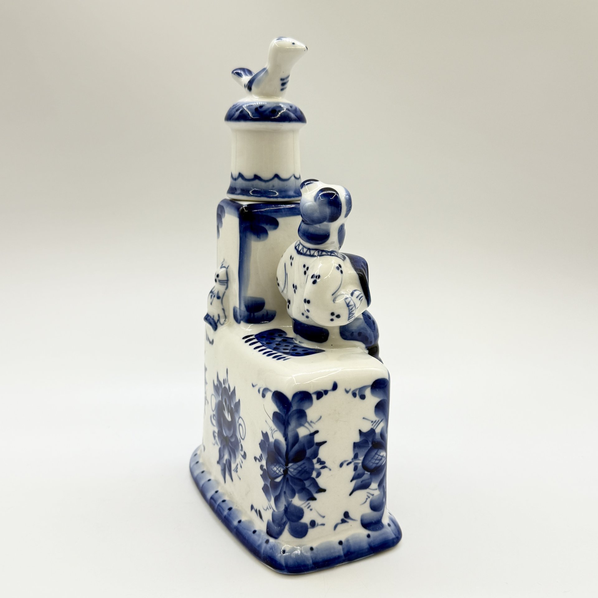 Штоф "Печка", фарфор, роспись, Гжельский фарфоровый завод, Россия, 1991-2019 гг.