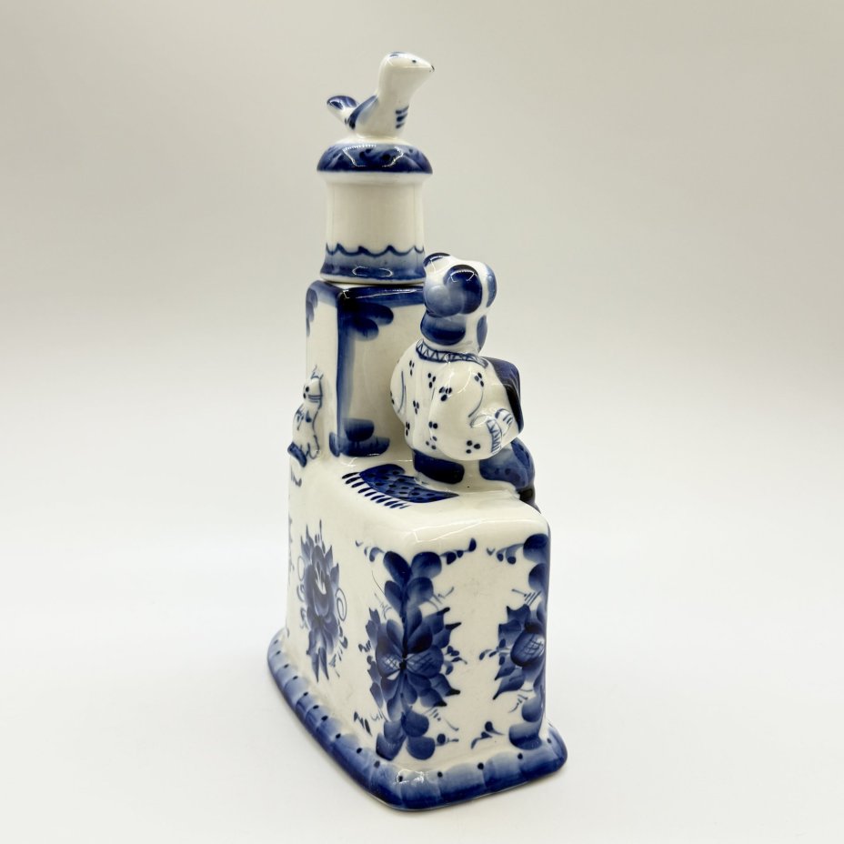 Штоф "Печка", фарфор, роспись, Гжельский фарфоровый завод, Россия, 1991-2019 гг., Гжельский фарфоровый завод