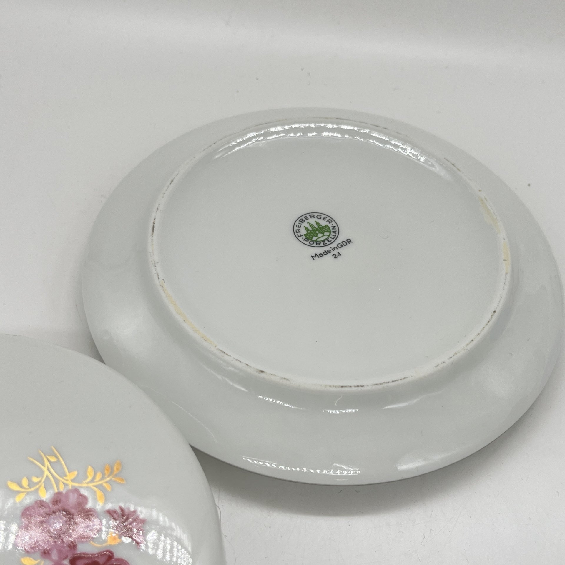 Маслёнка с цветочным декором, фарфор, деколь, золочение, Freiberger Porzellan, ГДР, 1970-1990 гг.