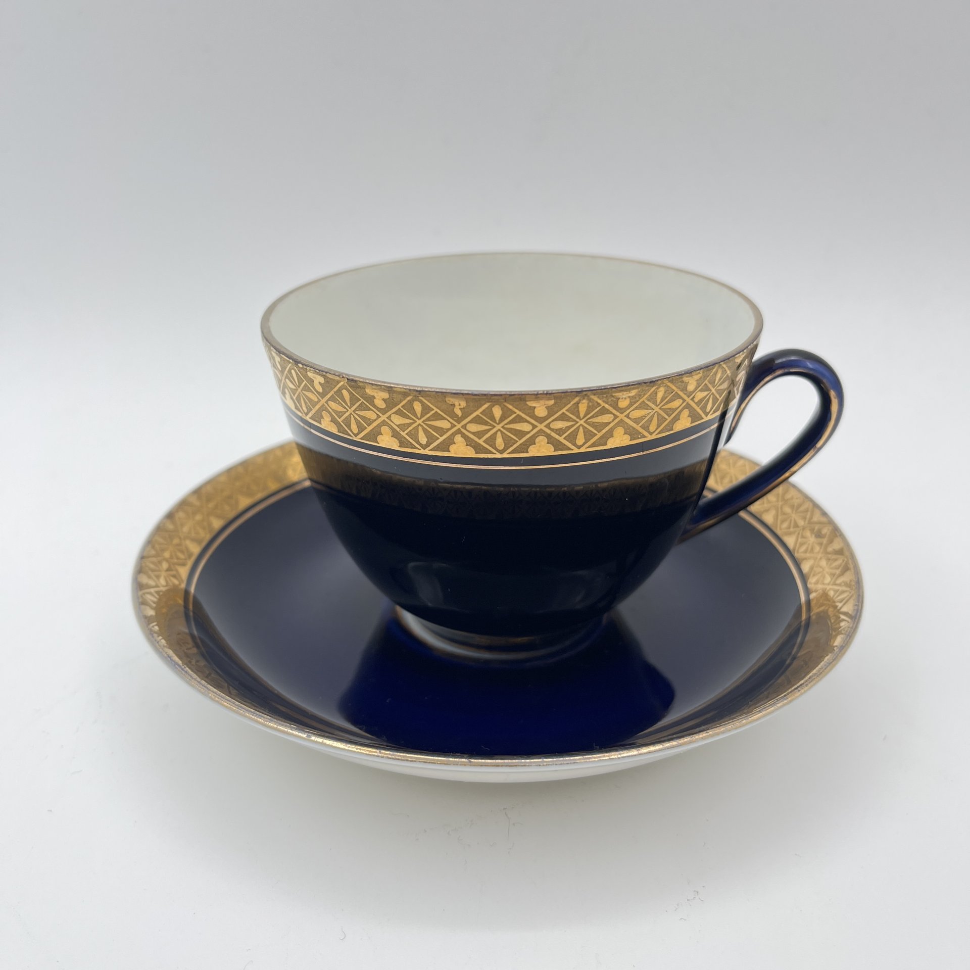 Пара чайная с растительным орнаментом, фарфор, крытье кобальтом, золочение, Ленинградский фарфоровый завод (ЛФЗ), СССР, 1960-1970 гг.