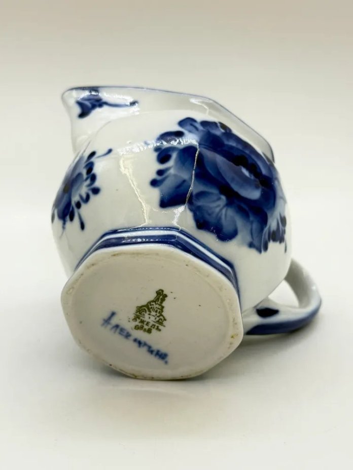 Сливочник с флоральным декором, Гжель