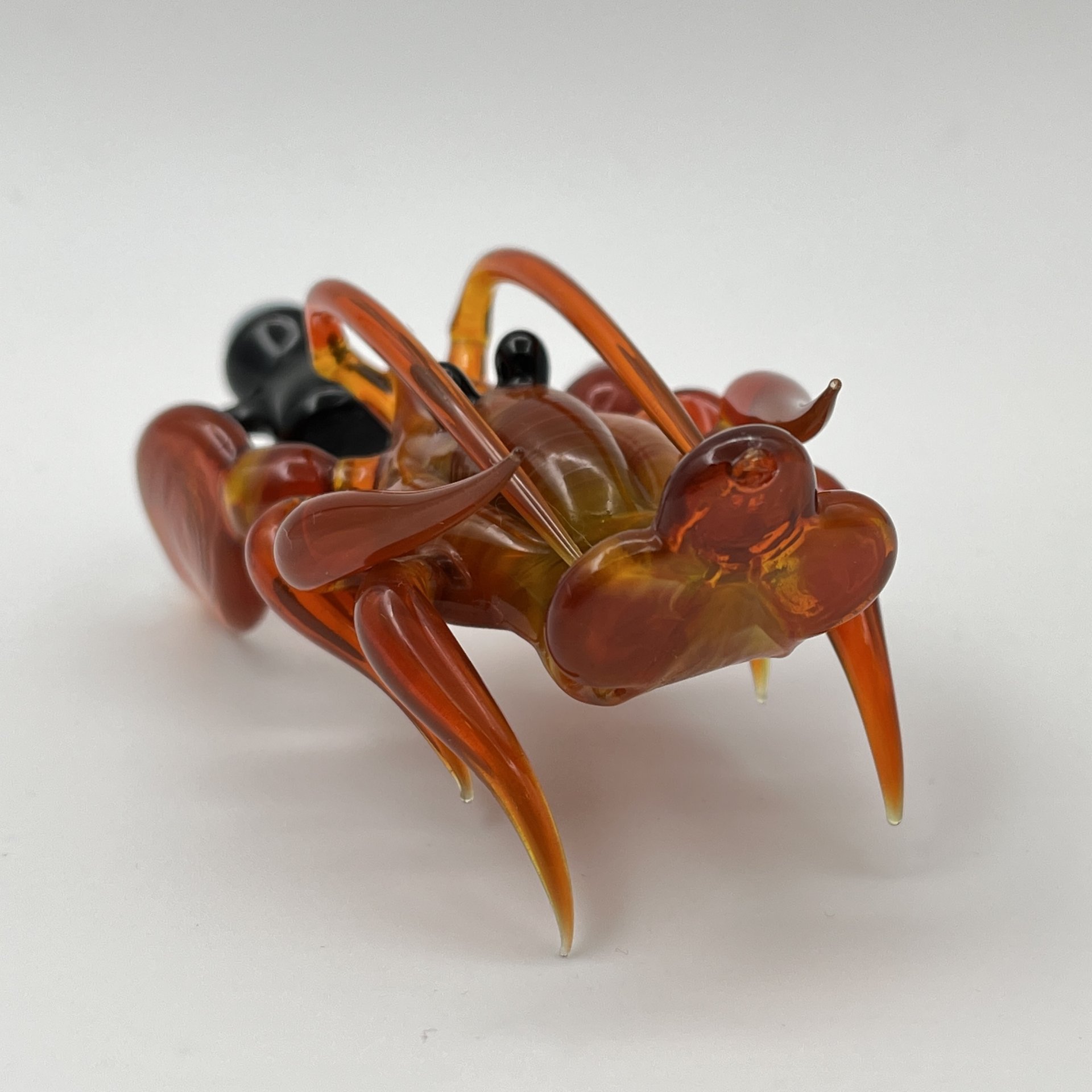 Статуэтка "Рак с кружкой", цветное стекло, гутная техника, Российская Федерация, 2000-2020 гг.