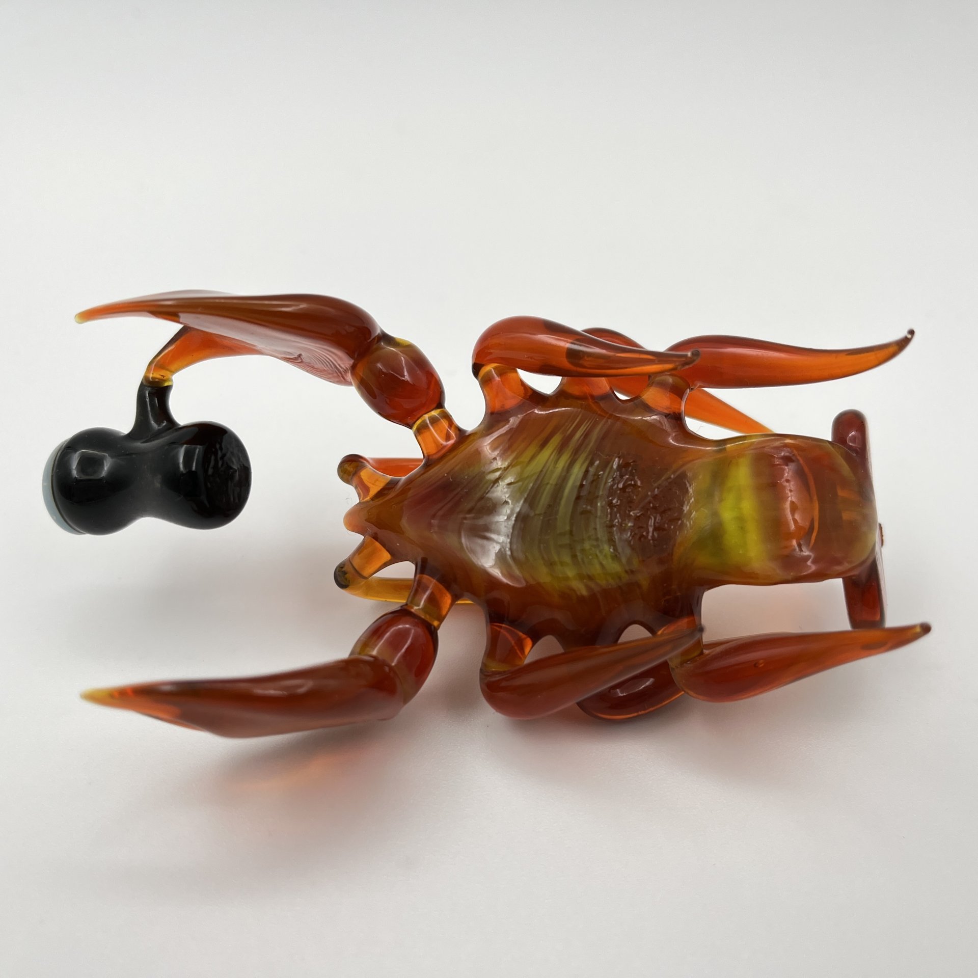 Статуэтка "Рак с кружкой", цветное стекло, гутная техника, Российская Федерация, 2000-2020 гг.